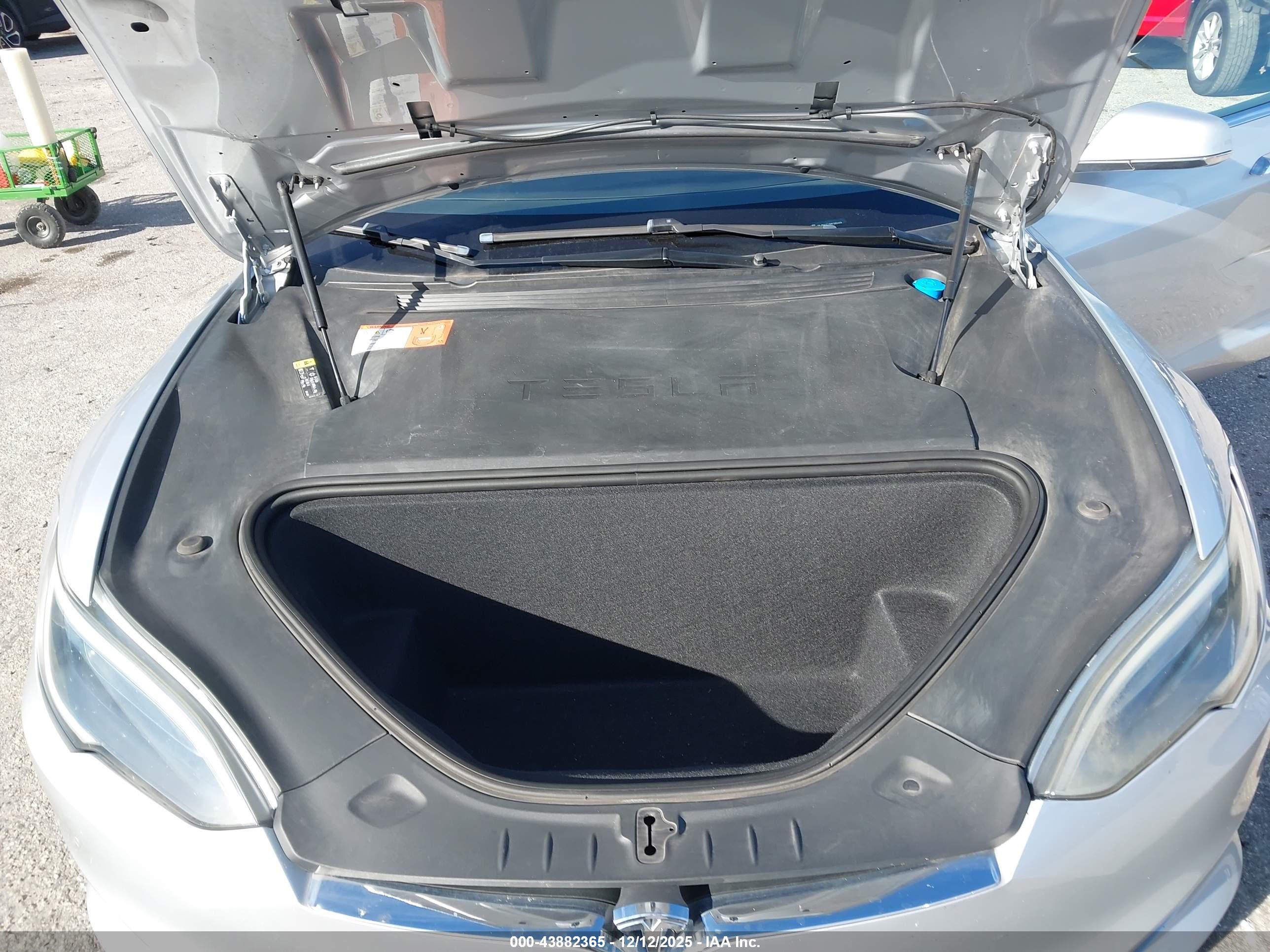 TESLA MODEL image 10