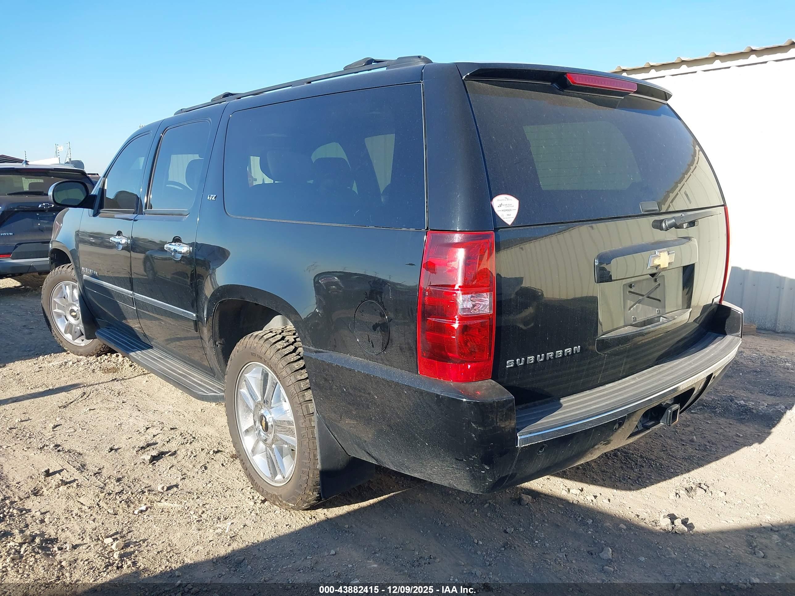 CHEVROLET SUBURBAN image 3