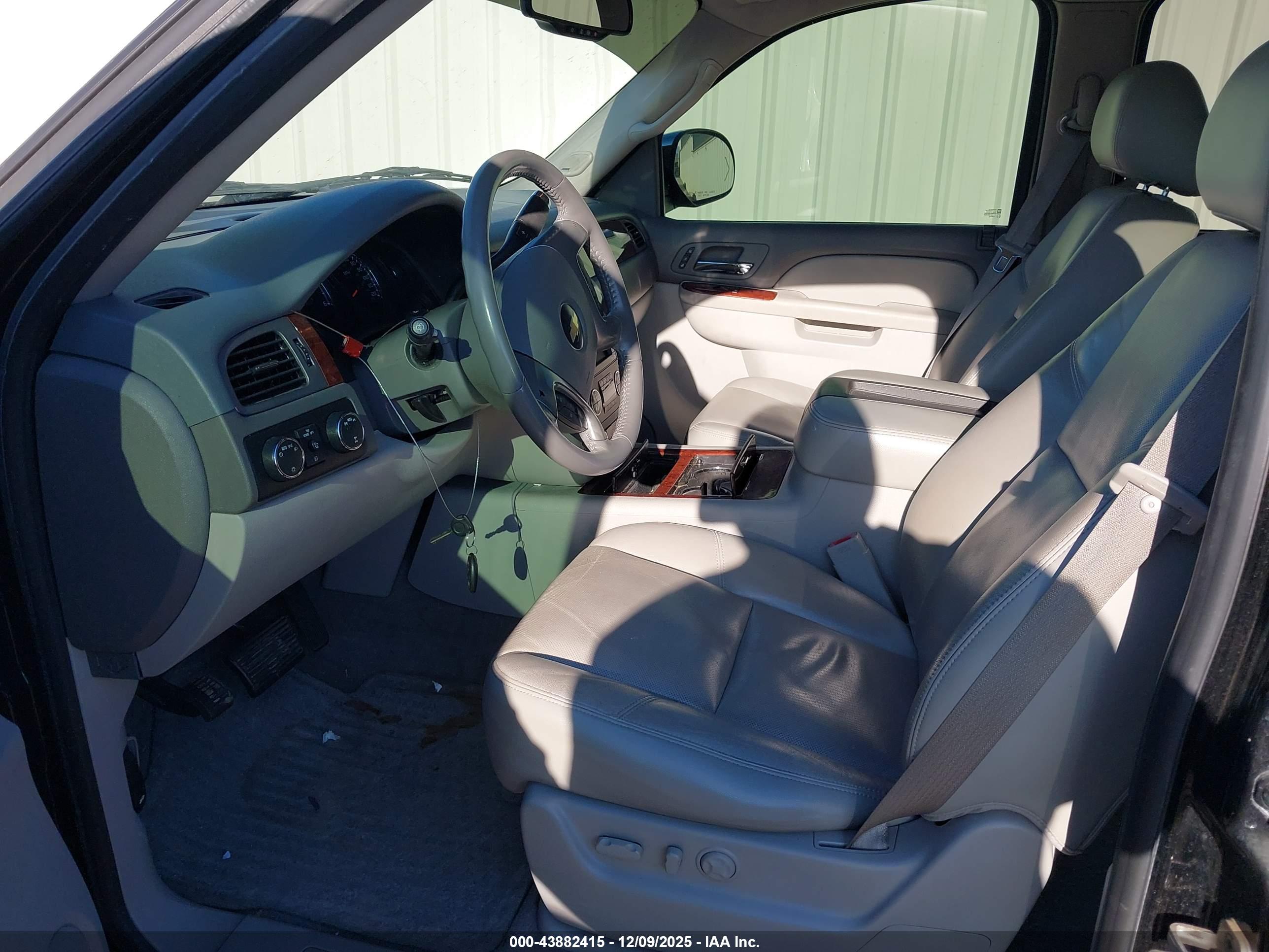 CHEVROLET SUBURBAN image 5