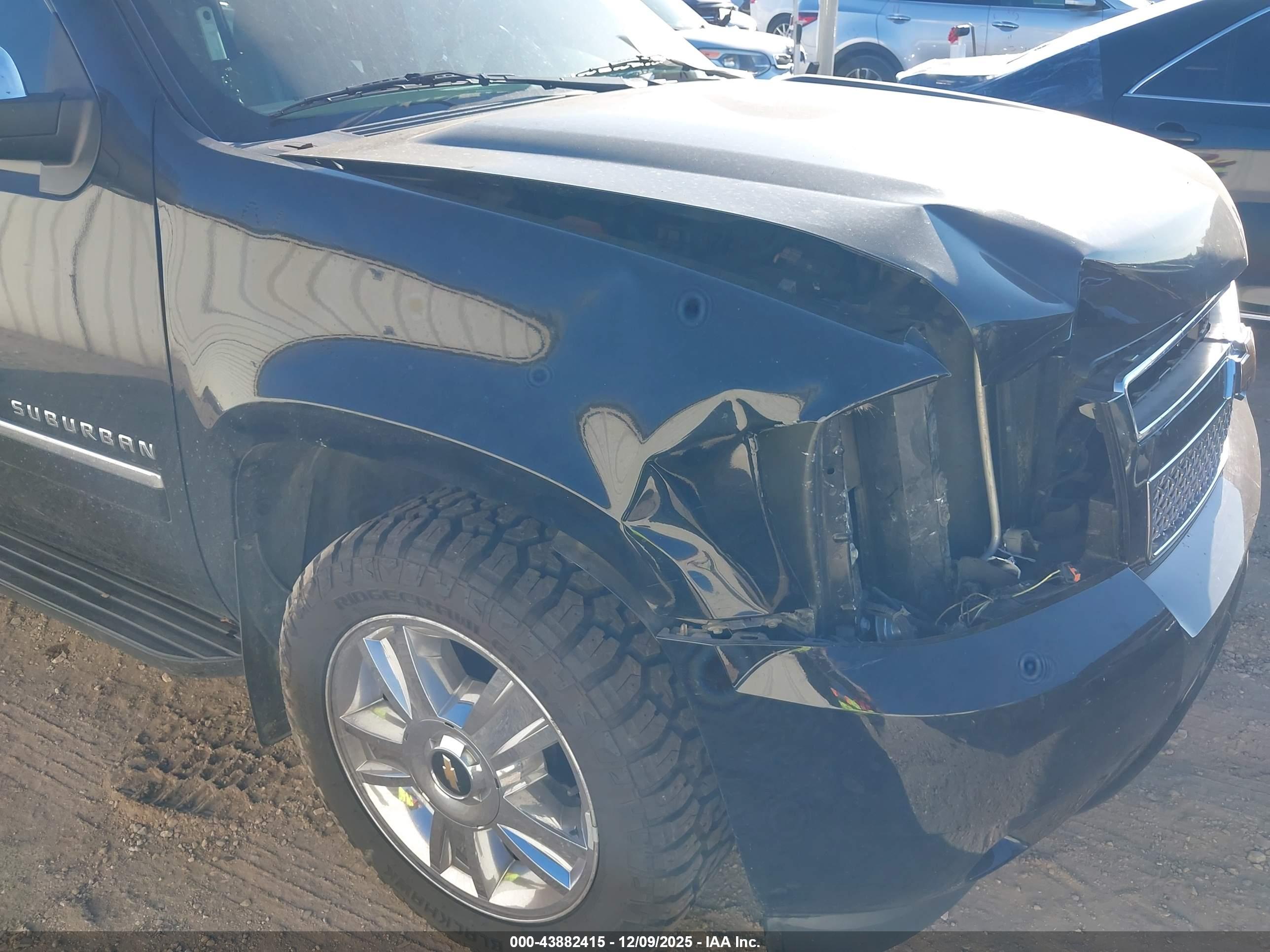 CHEVROLET SUBURBAN image 6