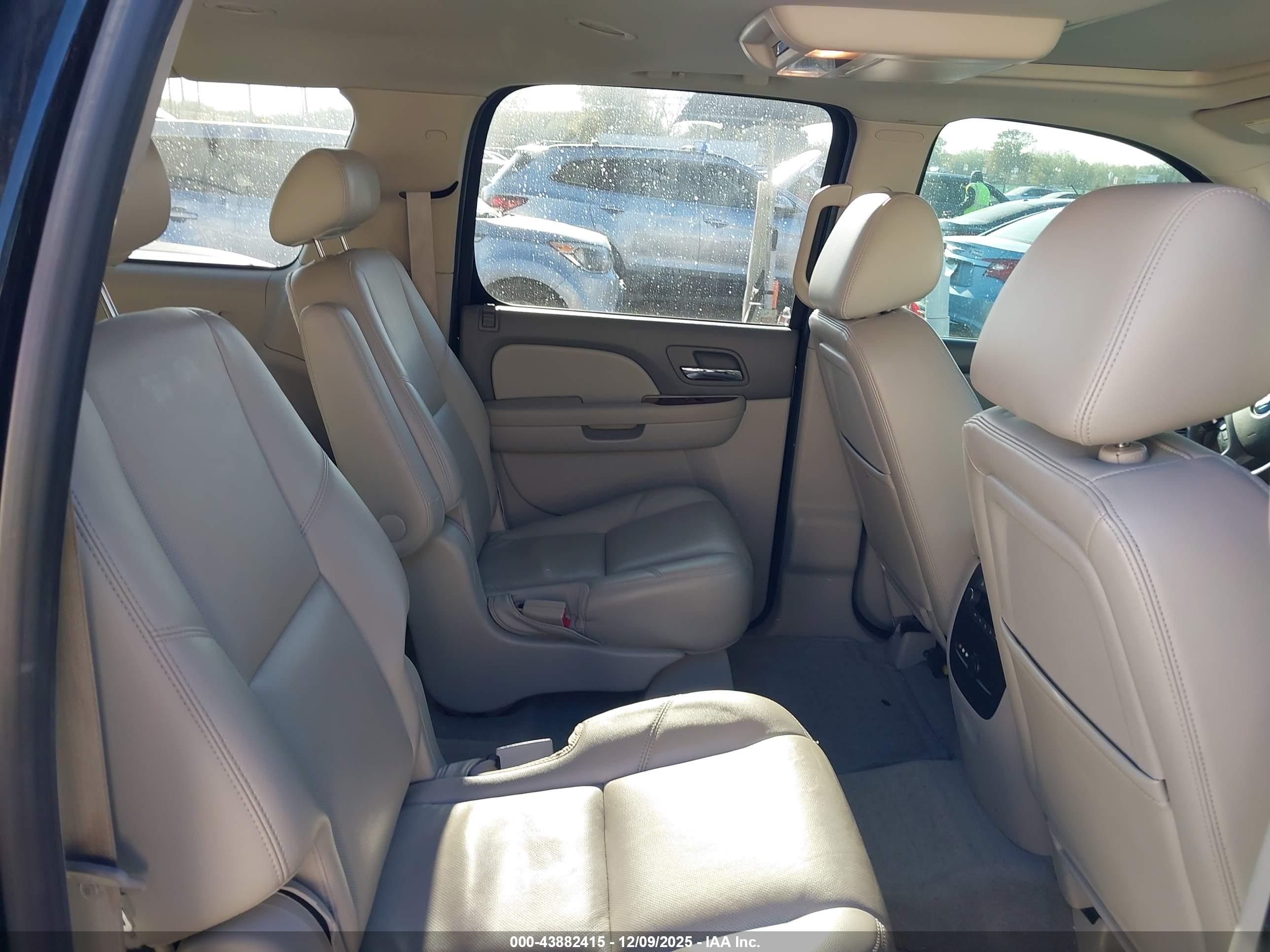 CHEVROLET SUBURBAN image 8