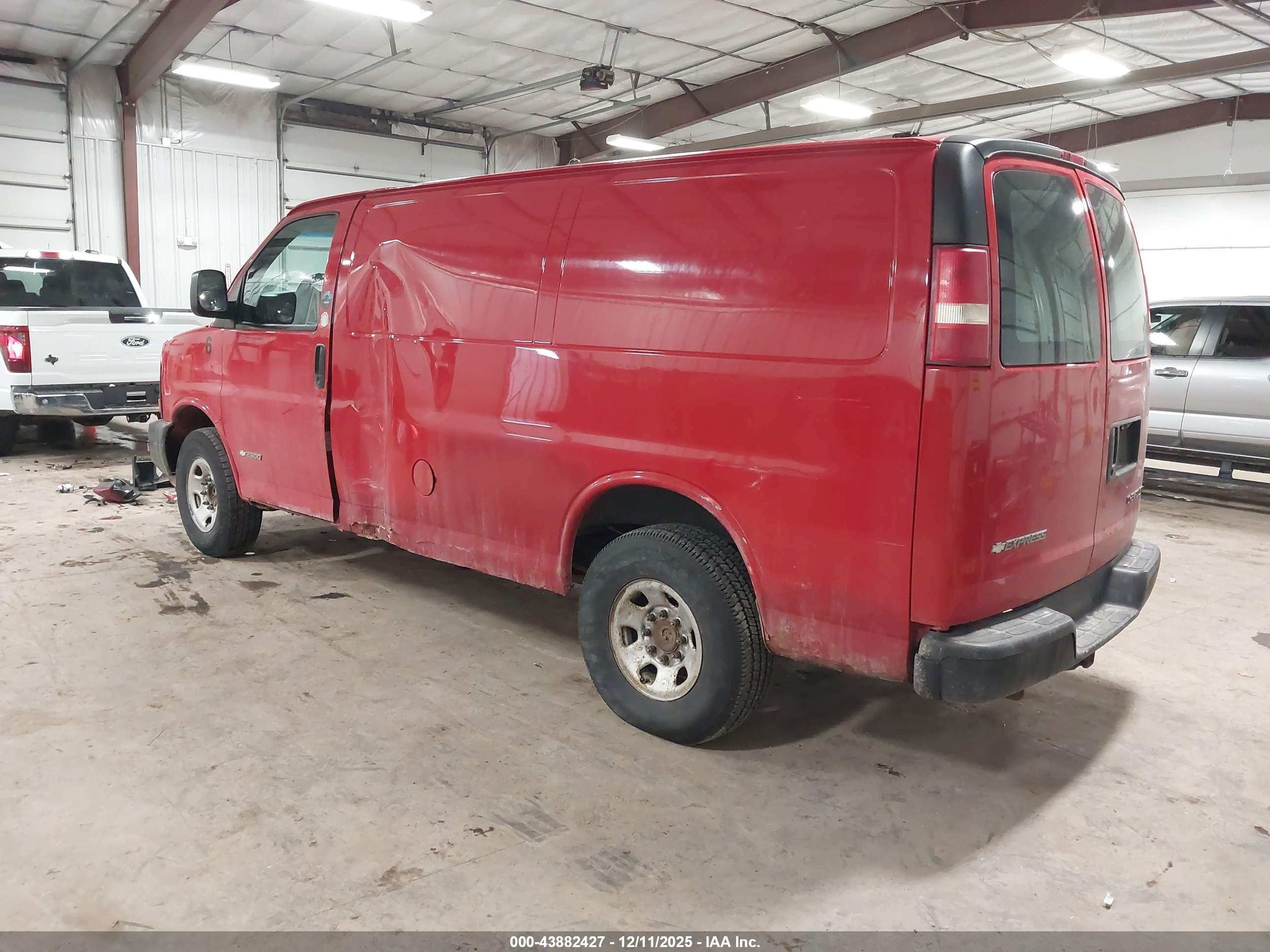 CHEVROLET EXPRESS image 3