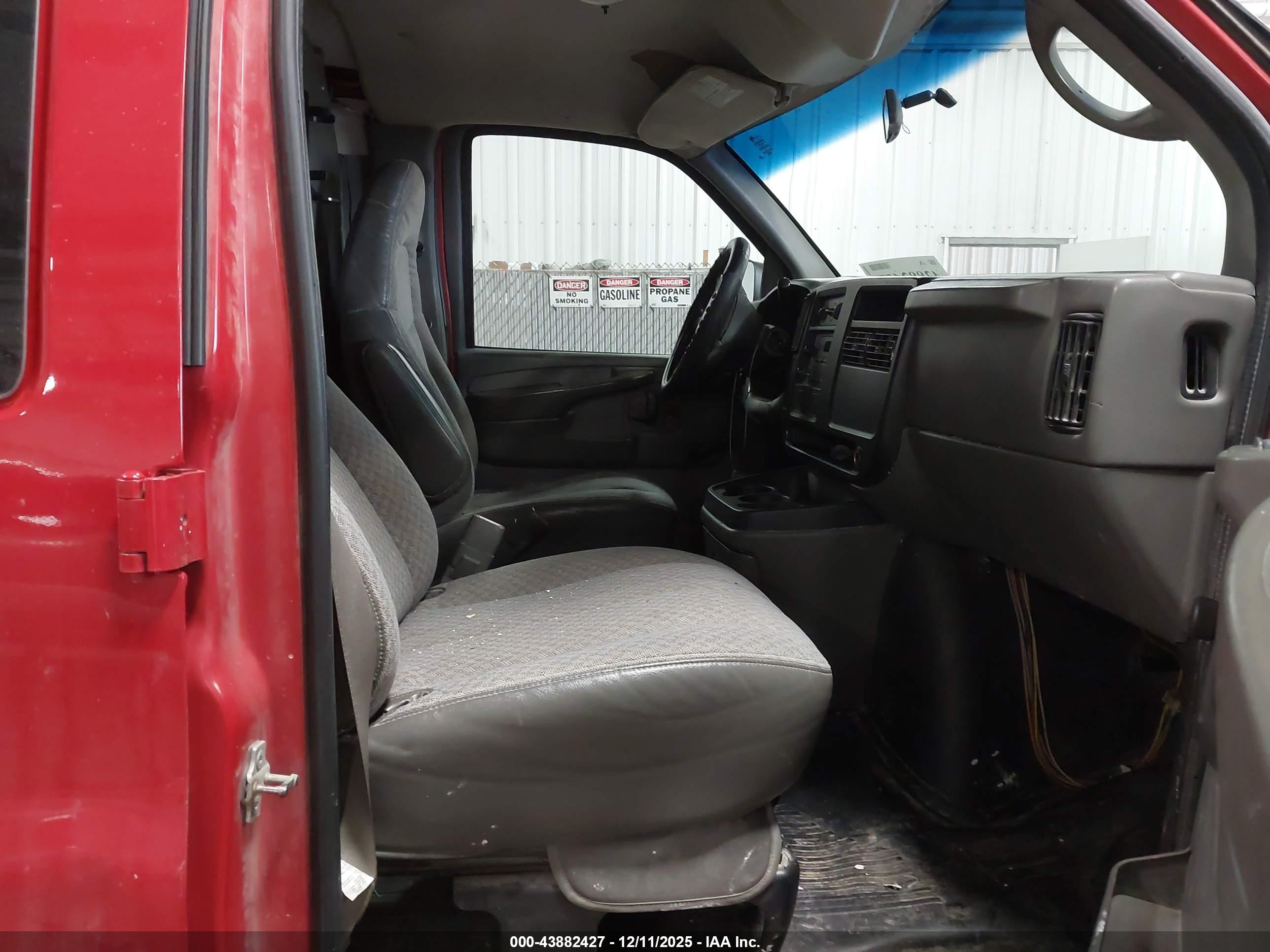 CHEVROLET EXPRESS image 5