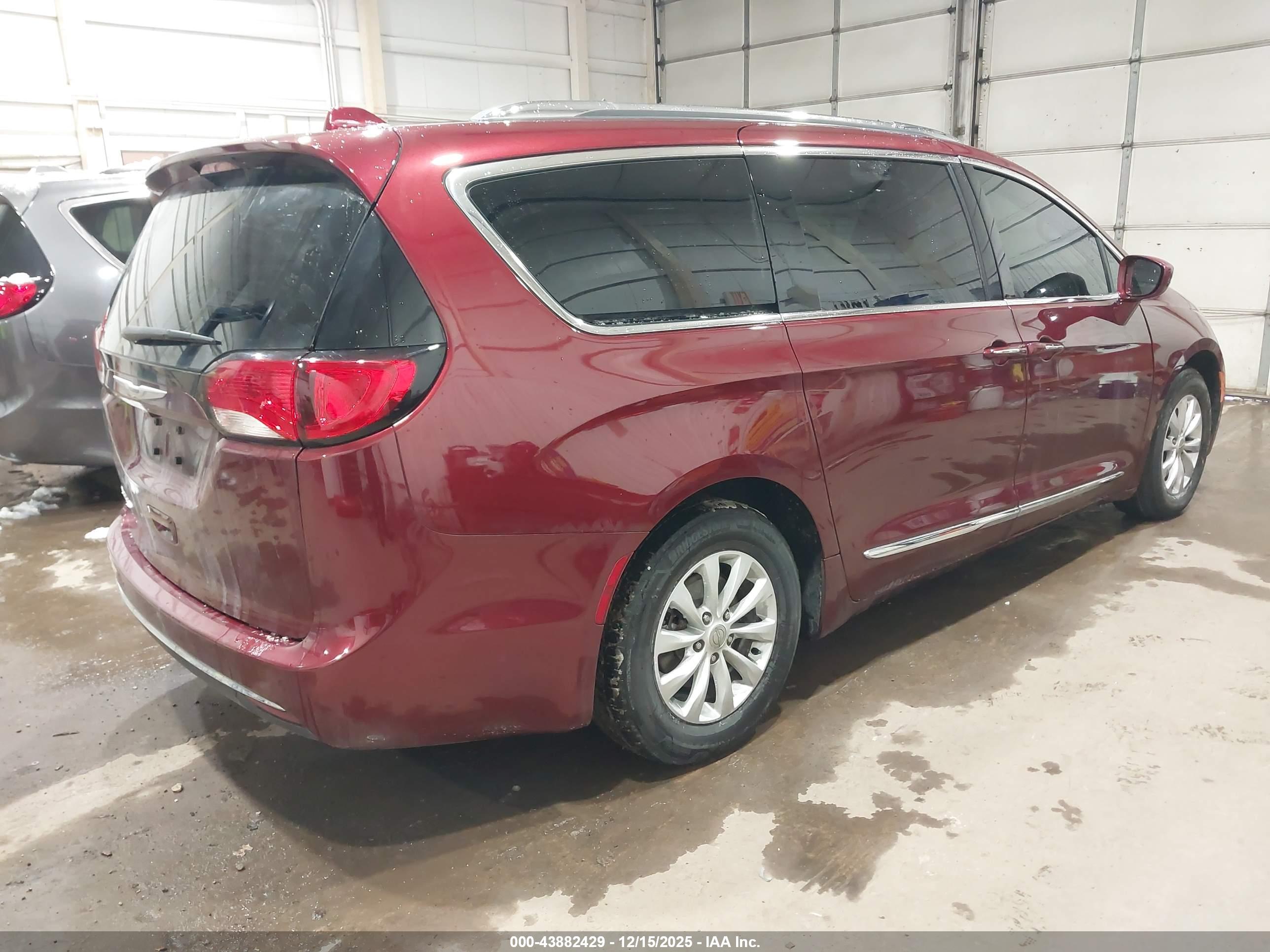 CHRYSLER PACIFICA image 4