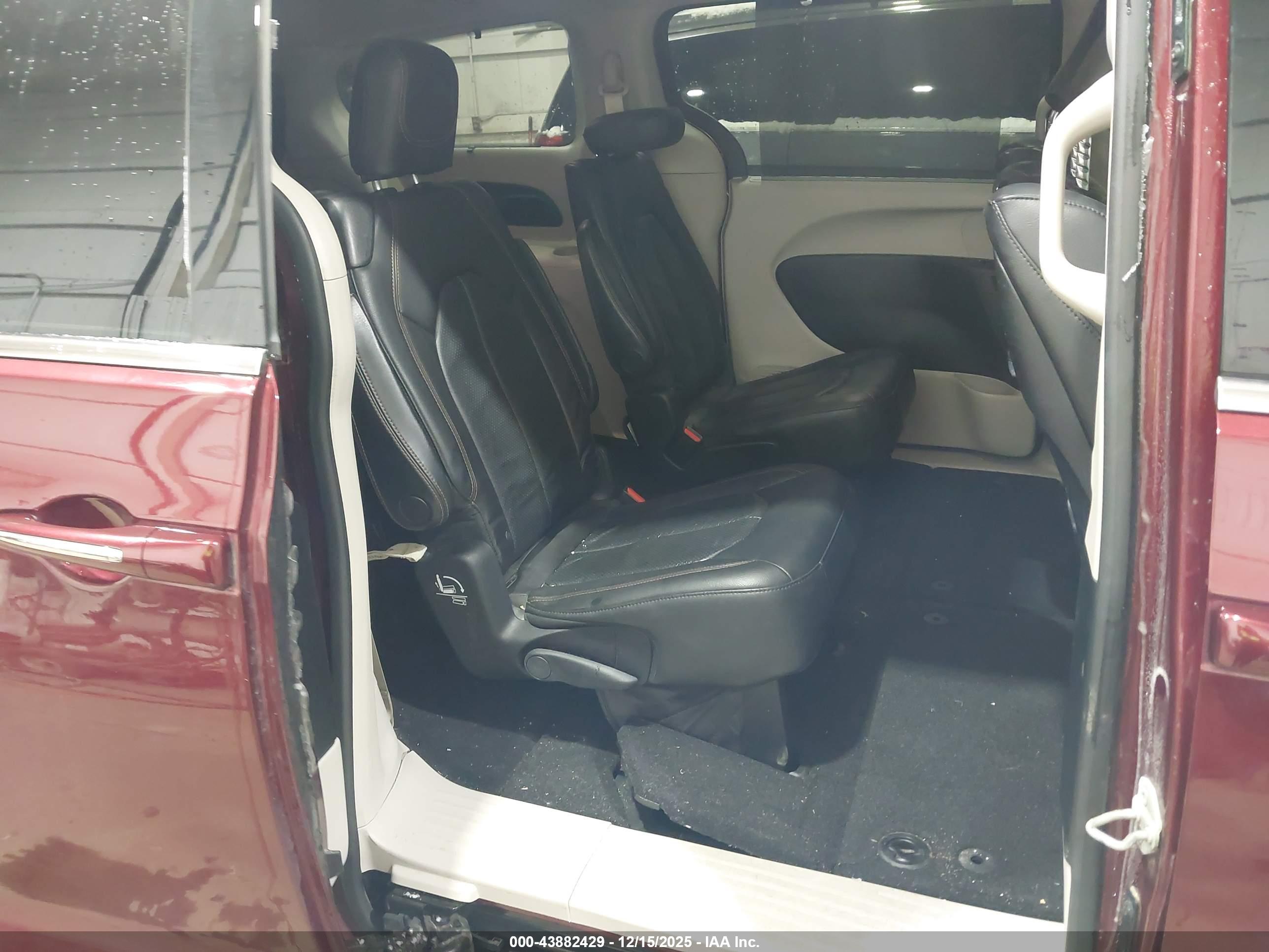 CHRYSLER PACIFICA image 8