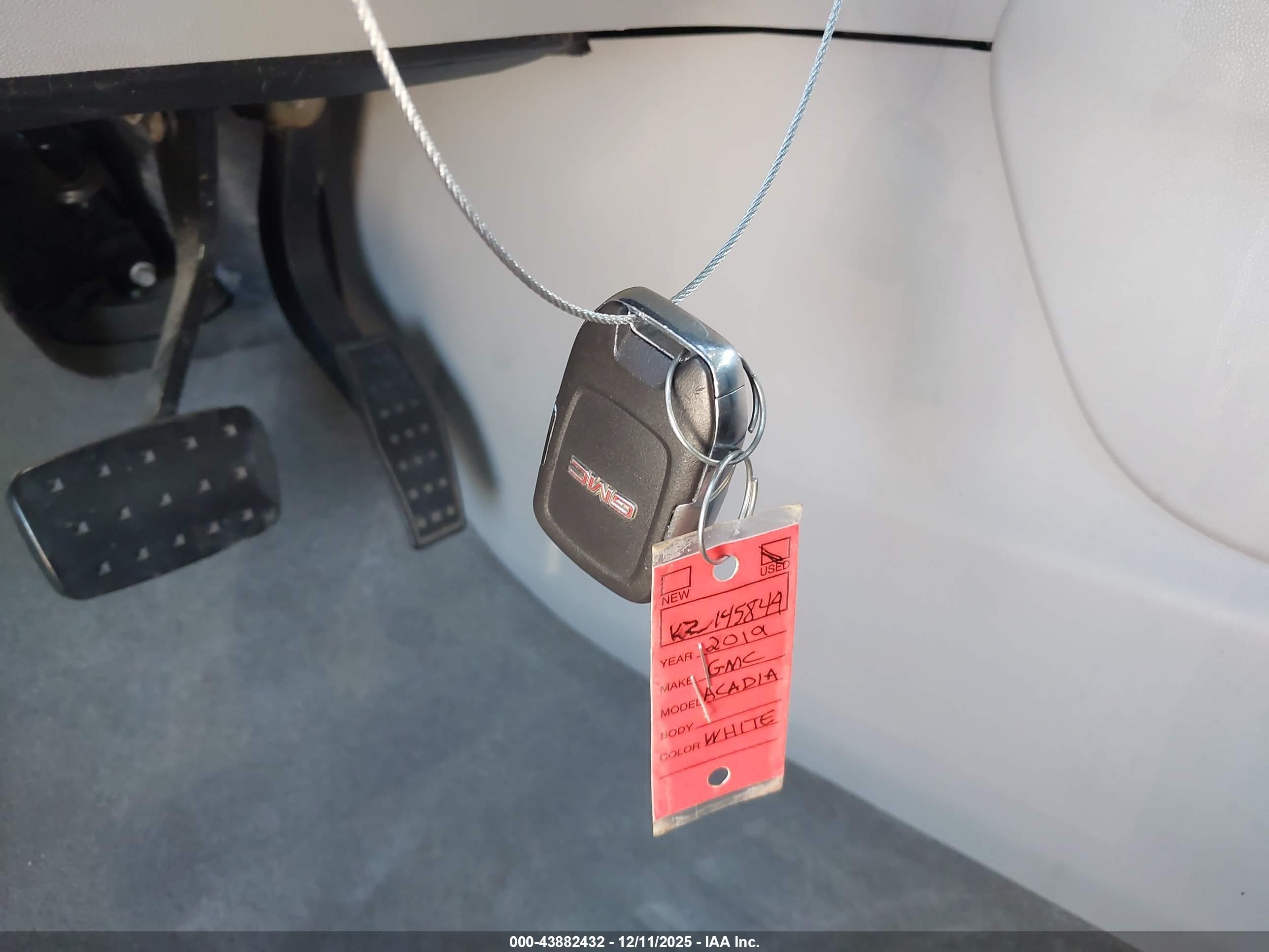 GMC ACADIA image 11