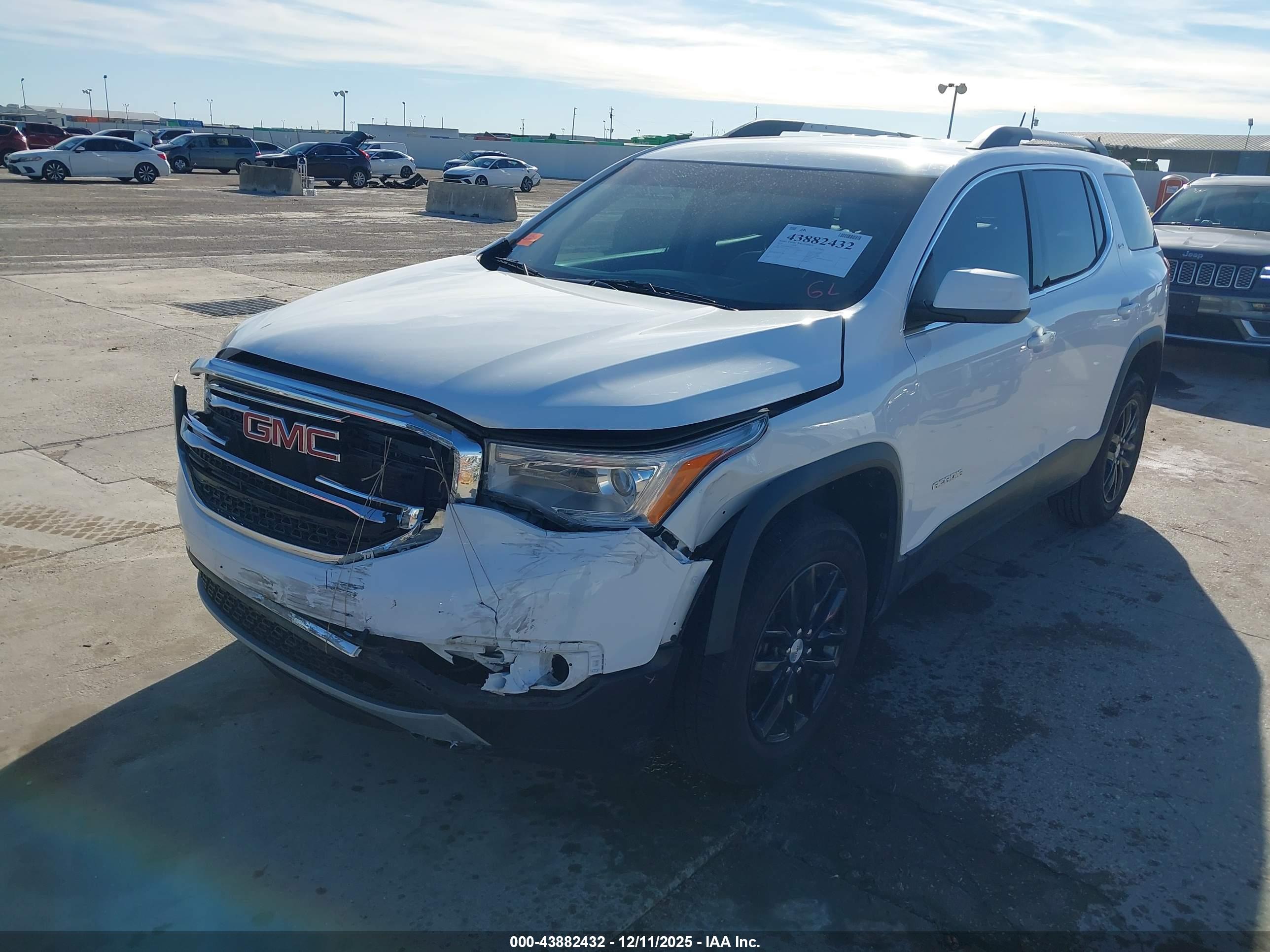 GMC ACADIA image 2