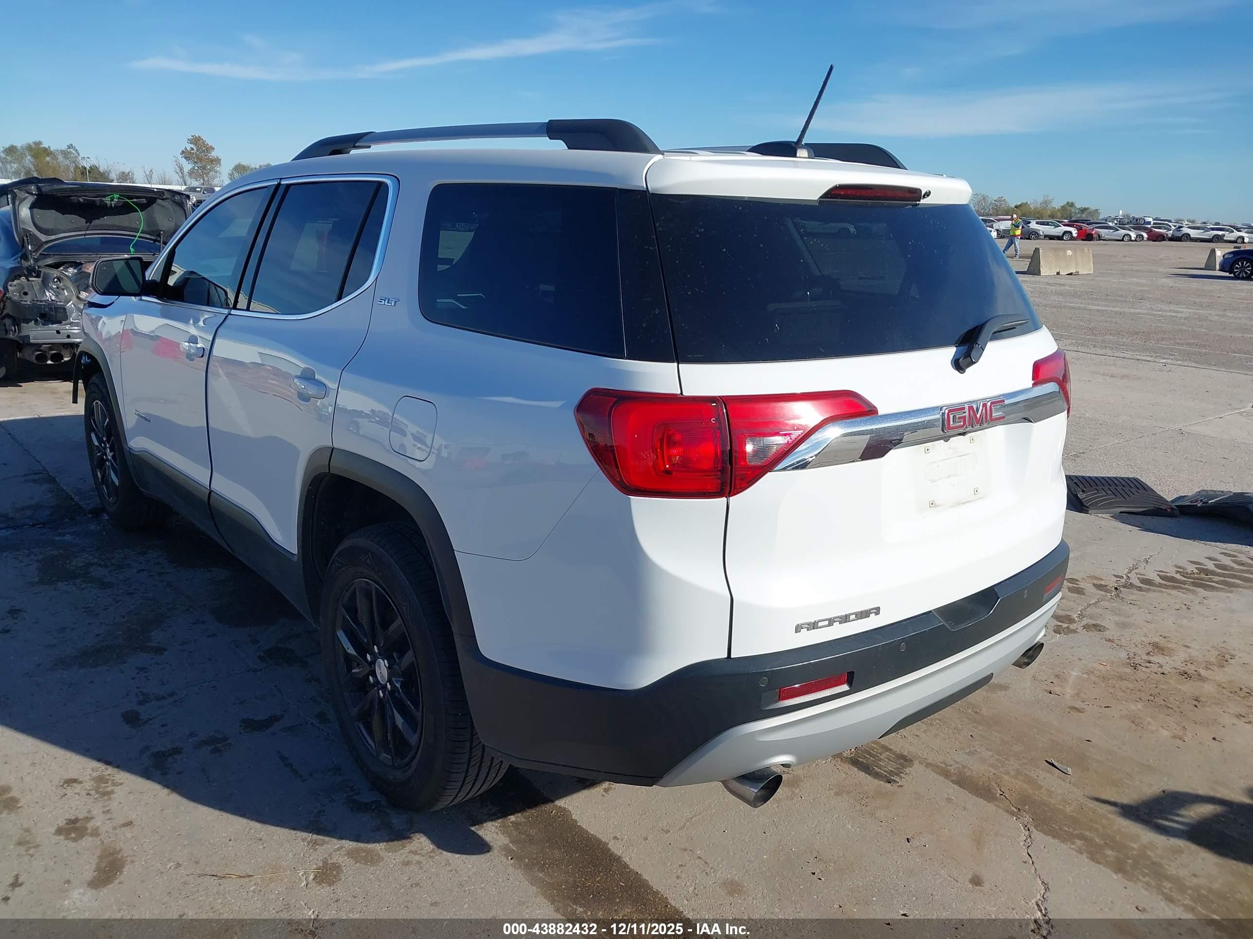 GMC ACADIA image 3