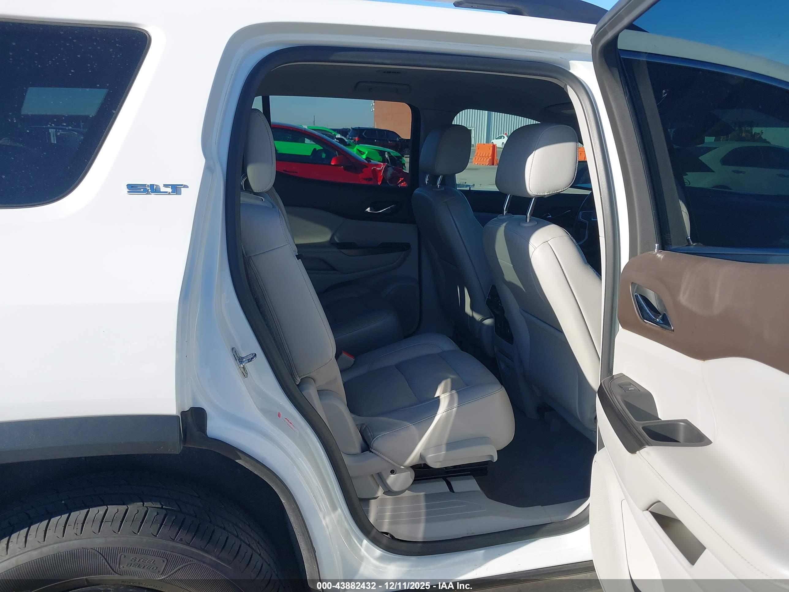 GMC ACADIA image 8