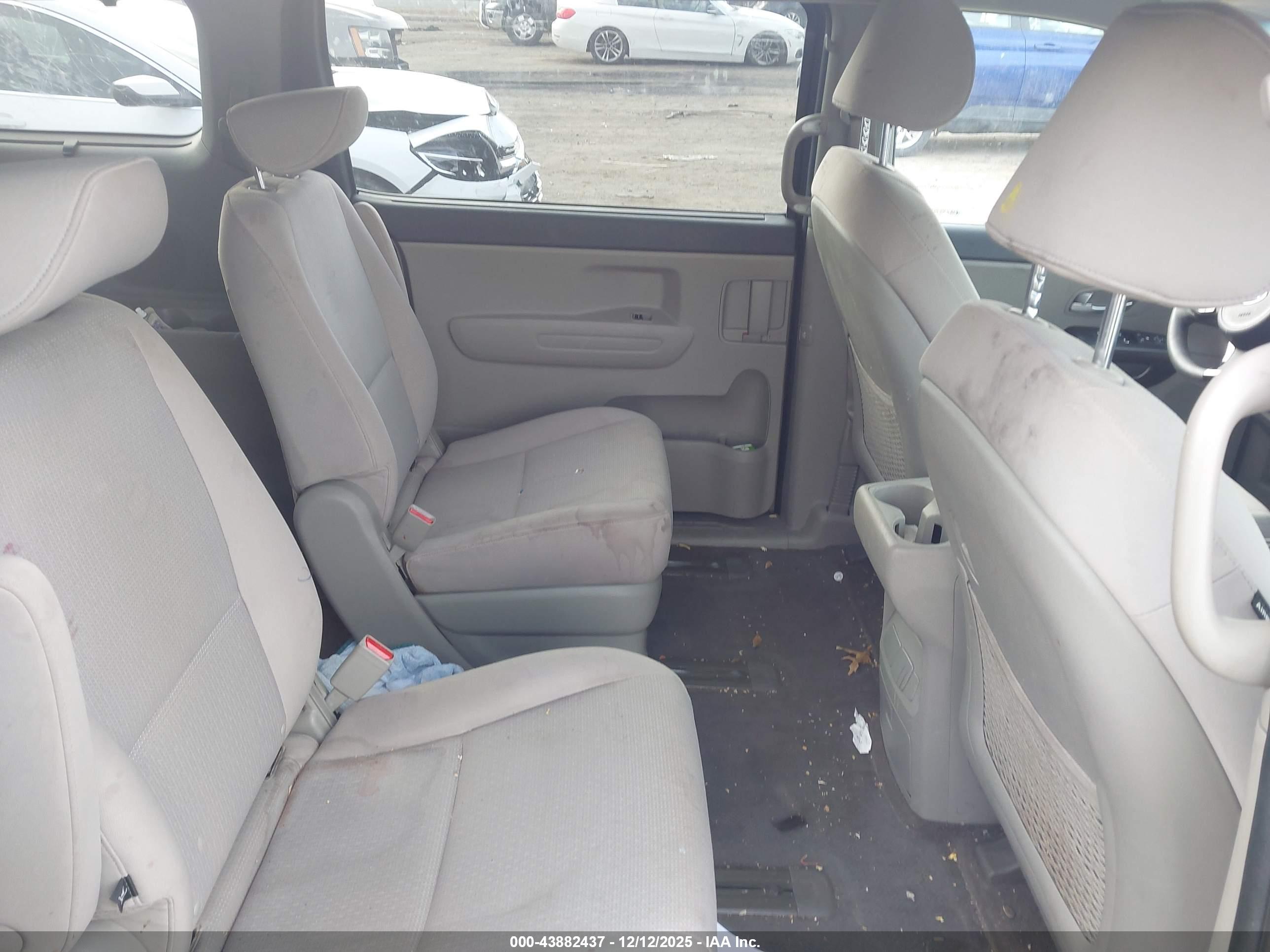 KIA SEDONA image 8