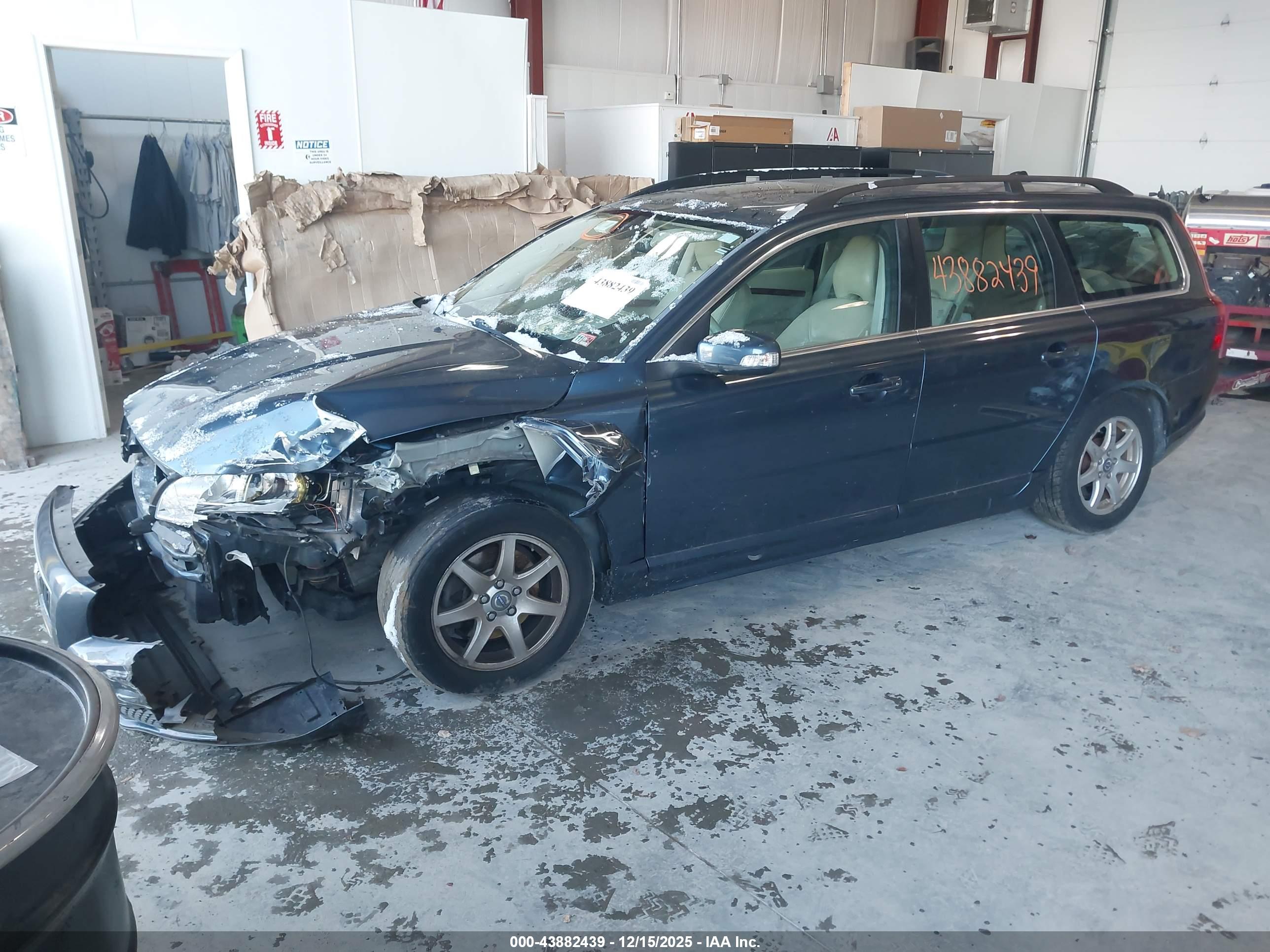 VOLVO V70 image 2