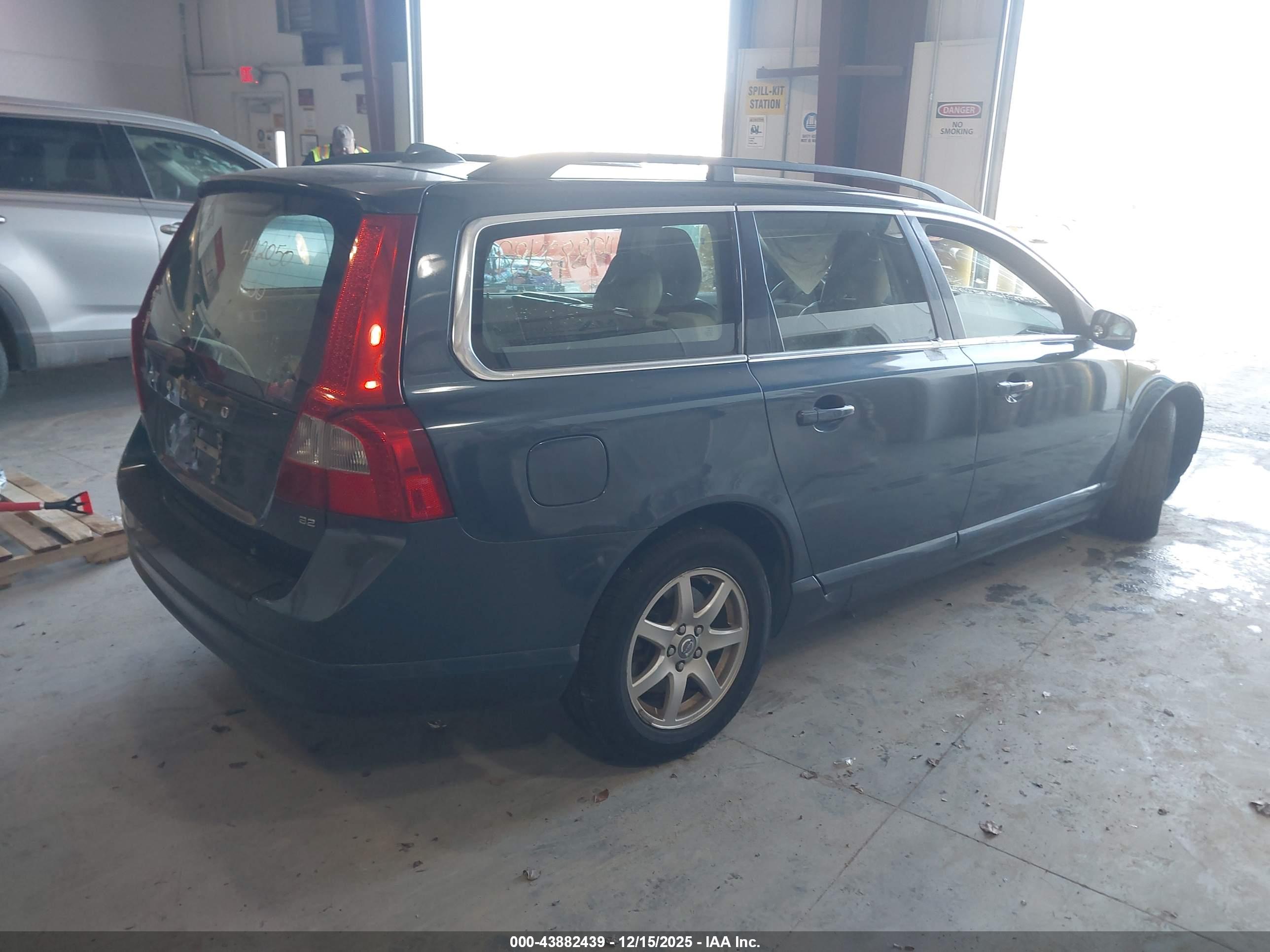 VOLVO V70 image 4