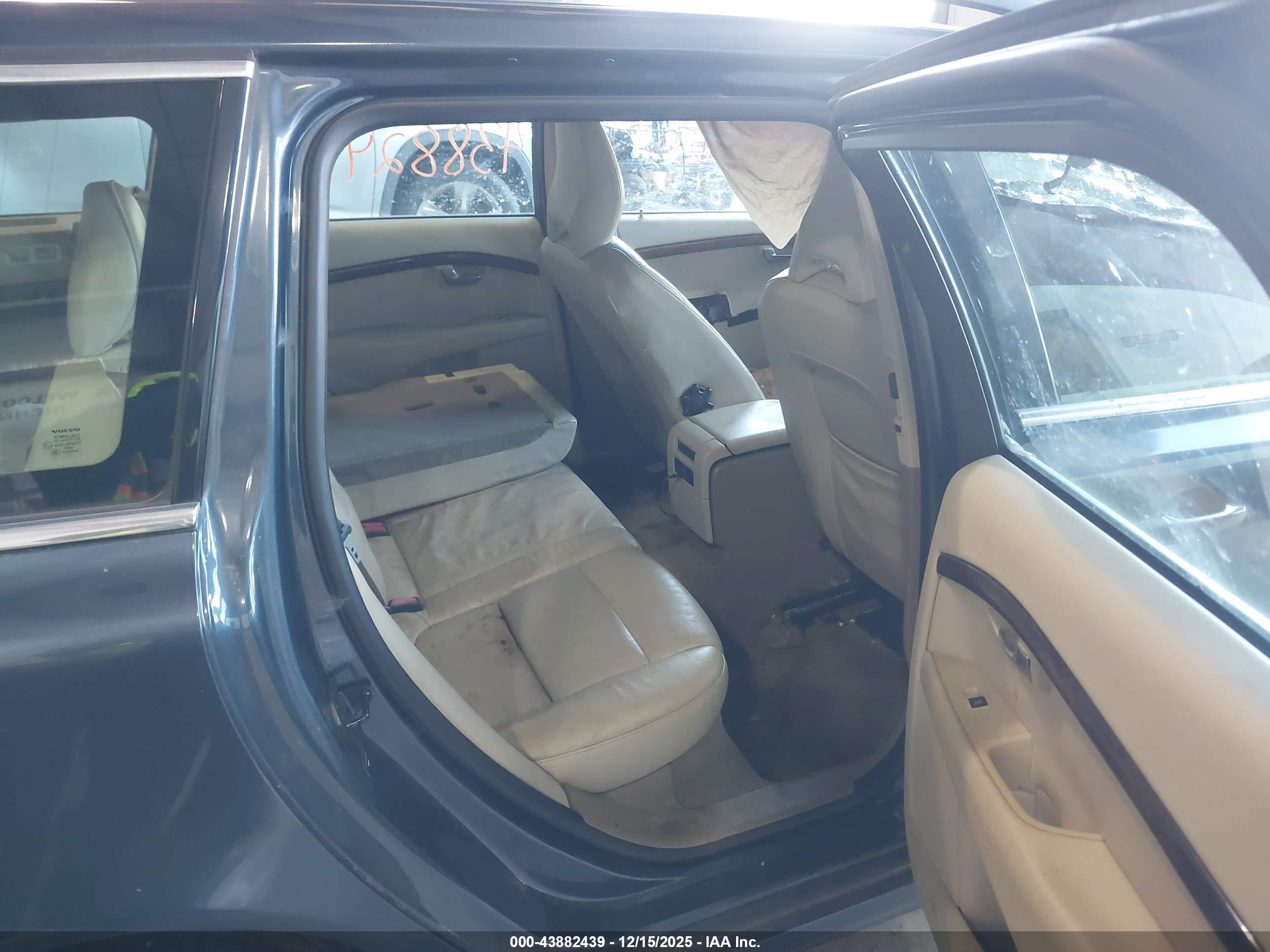 VOLVO V70 image 8