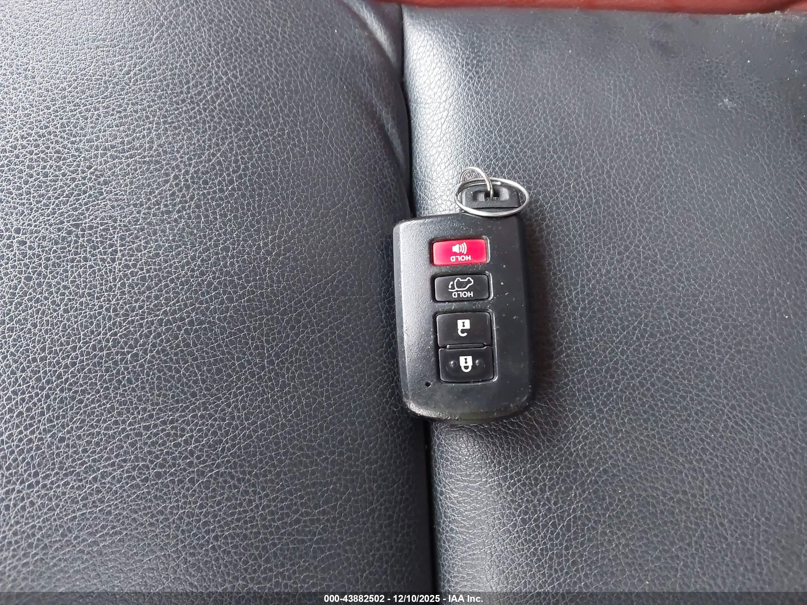 TOYOTA RAV4 image 11