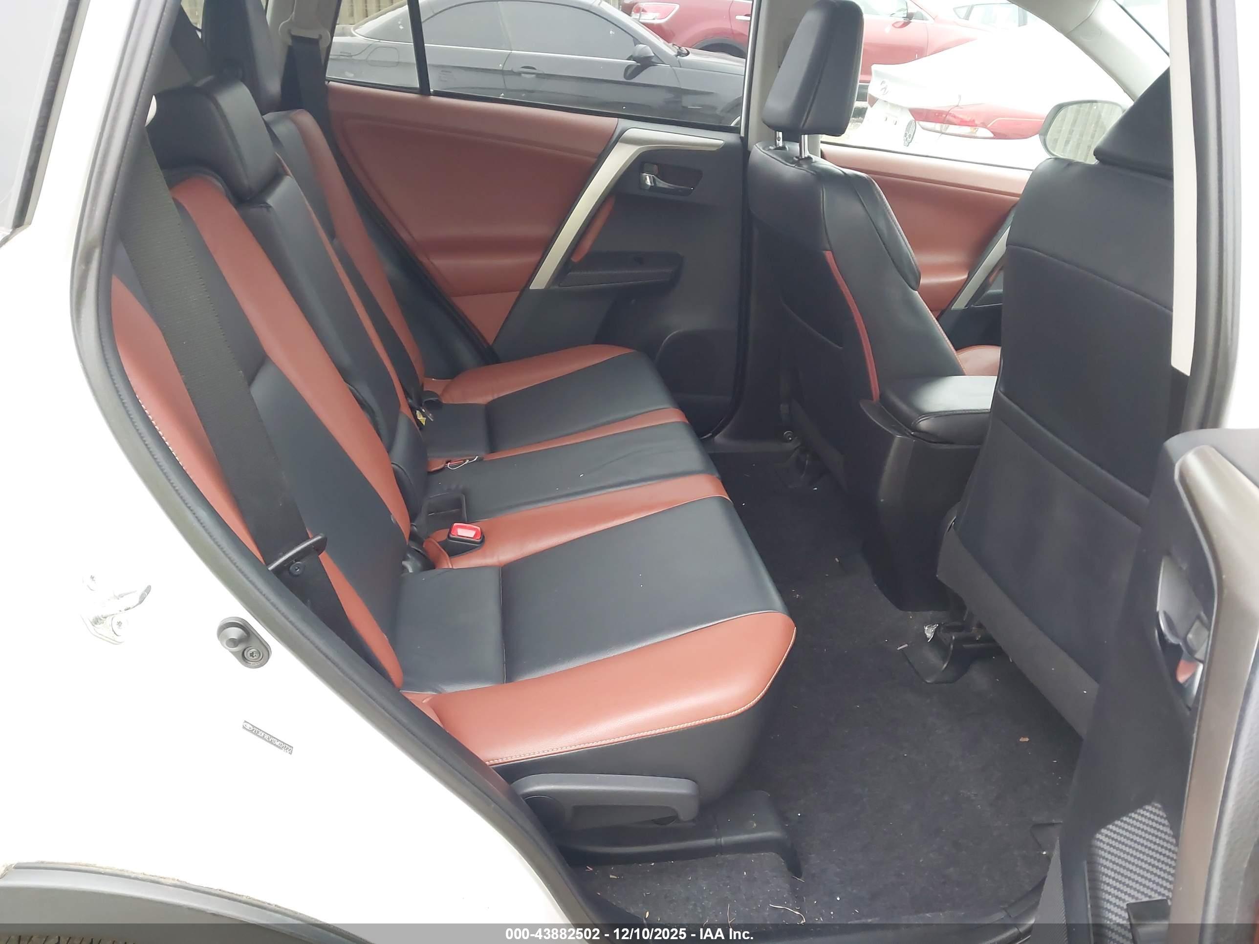 TOYOTA RAV4 image 8
