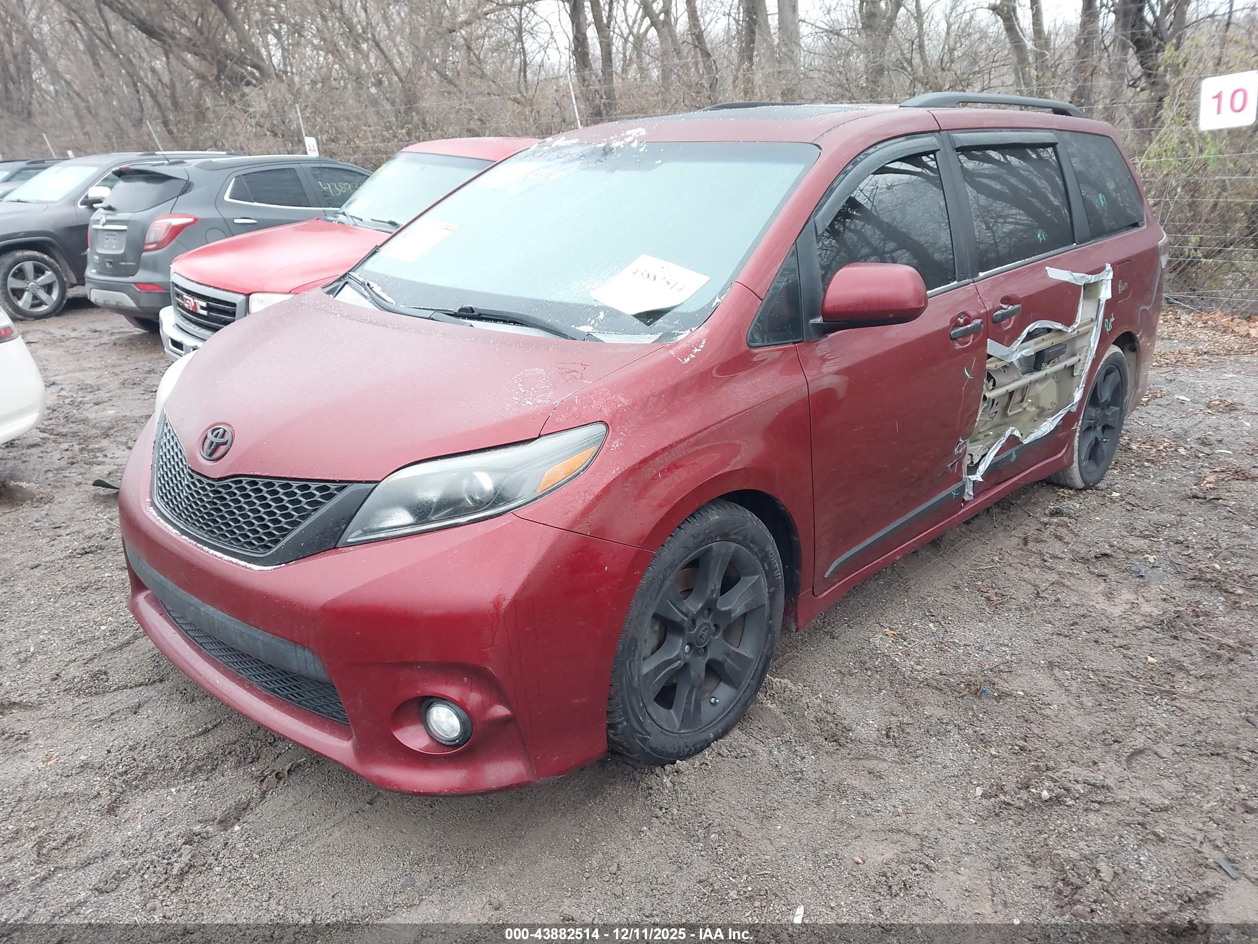 TOYOTA SIENNA image 2