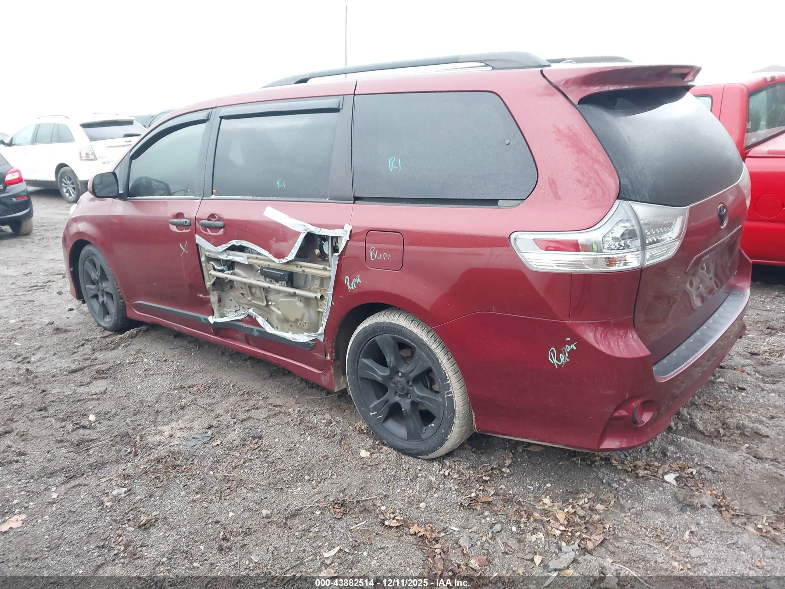 TOYOTA SIENNA image 3
