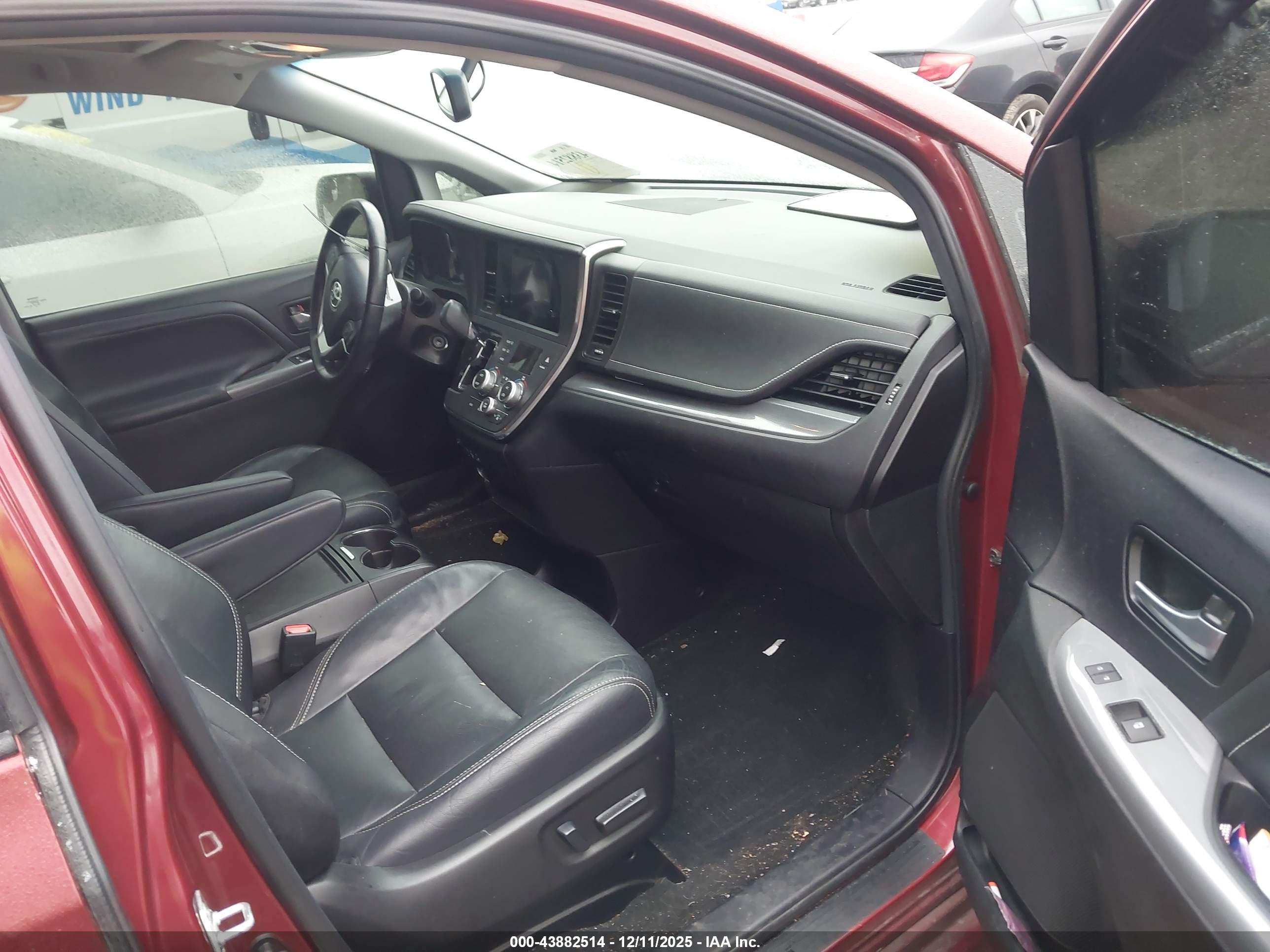 TOYOTA SIENNA image 5