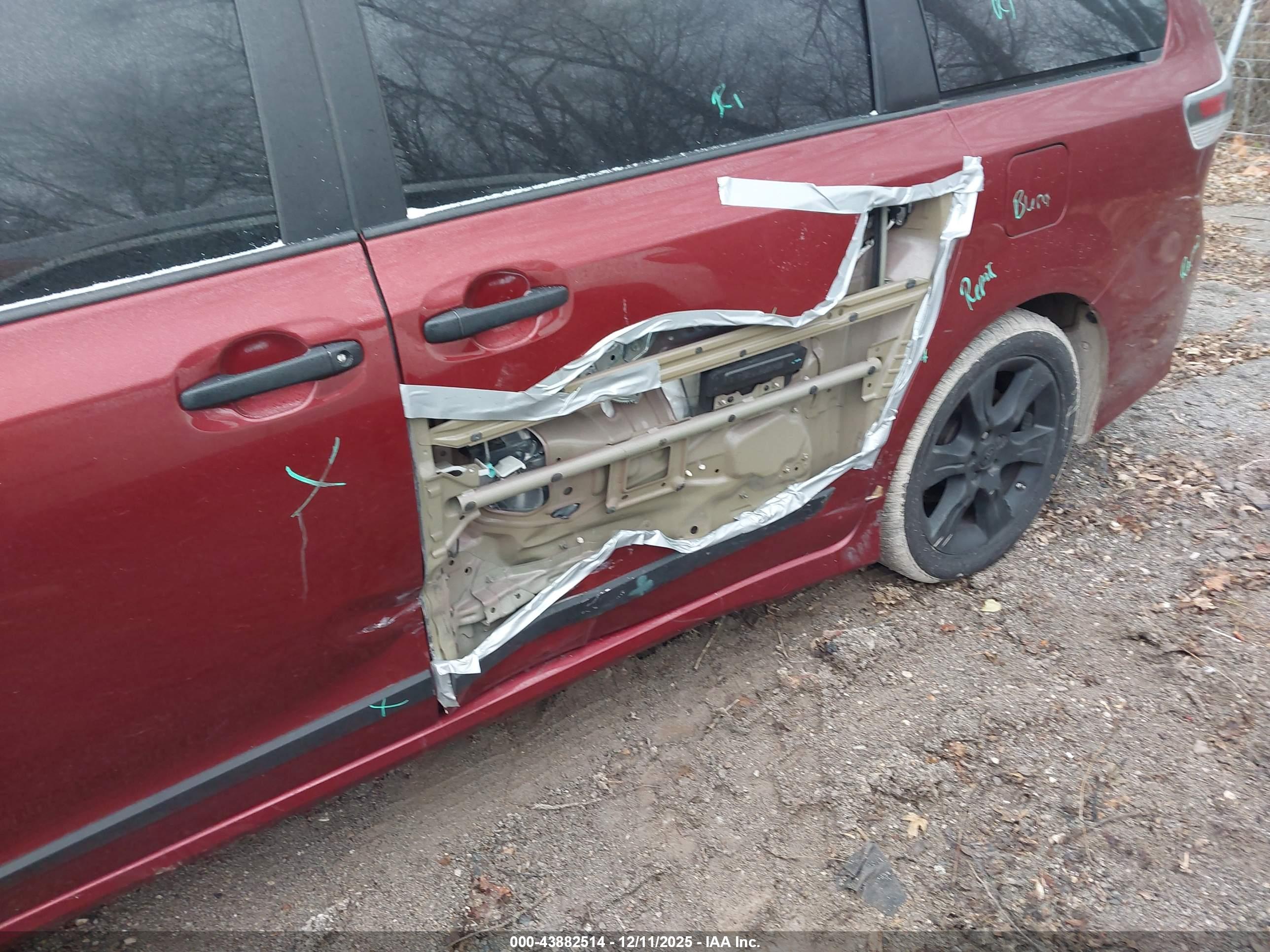 TOYOTA SIENNA image 6