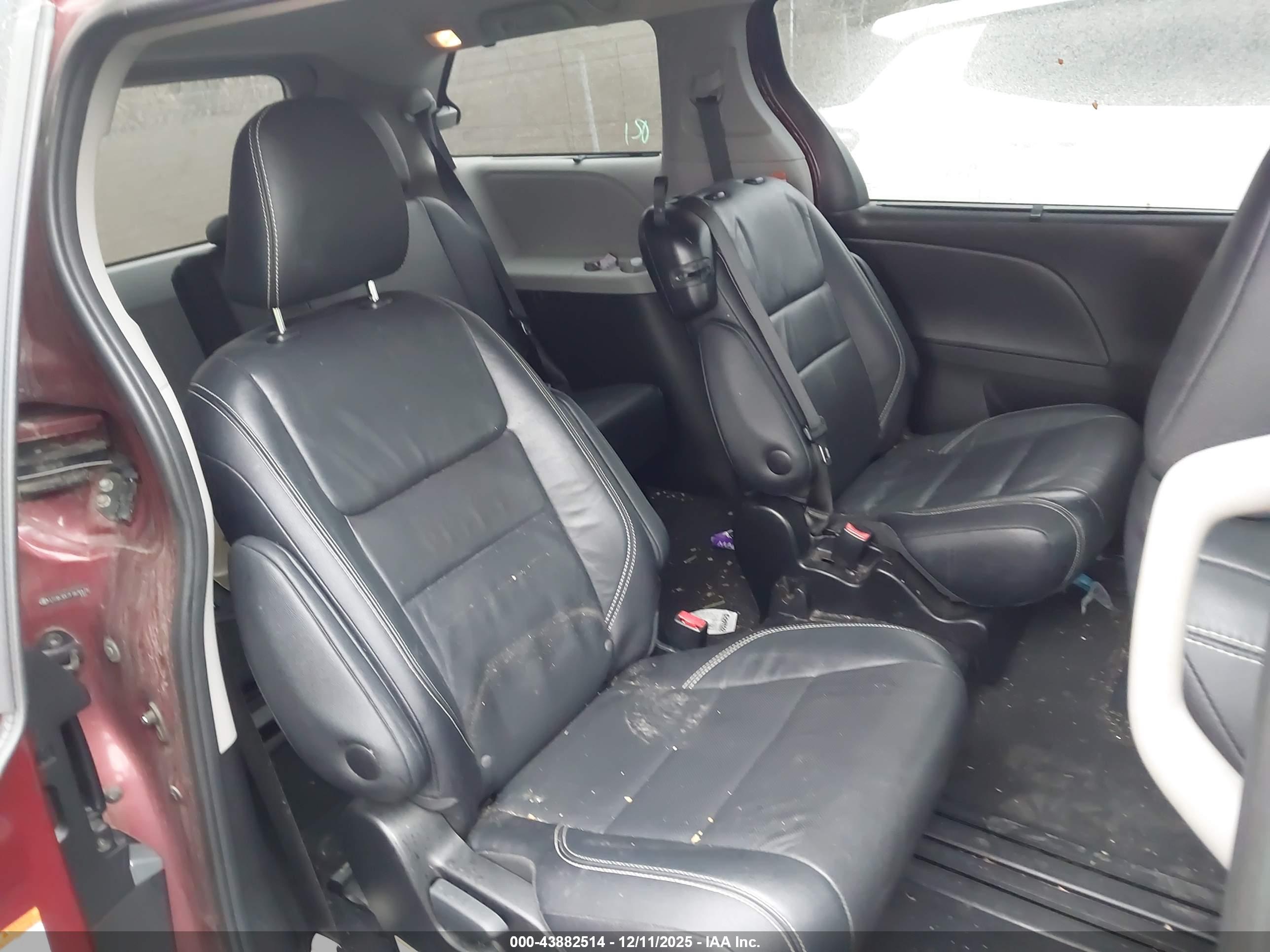 TOYOTA SIENNA image 8