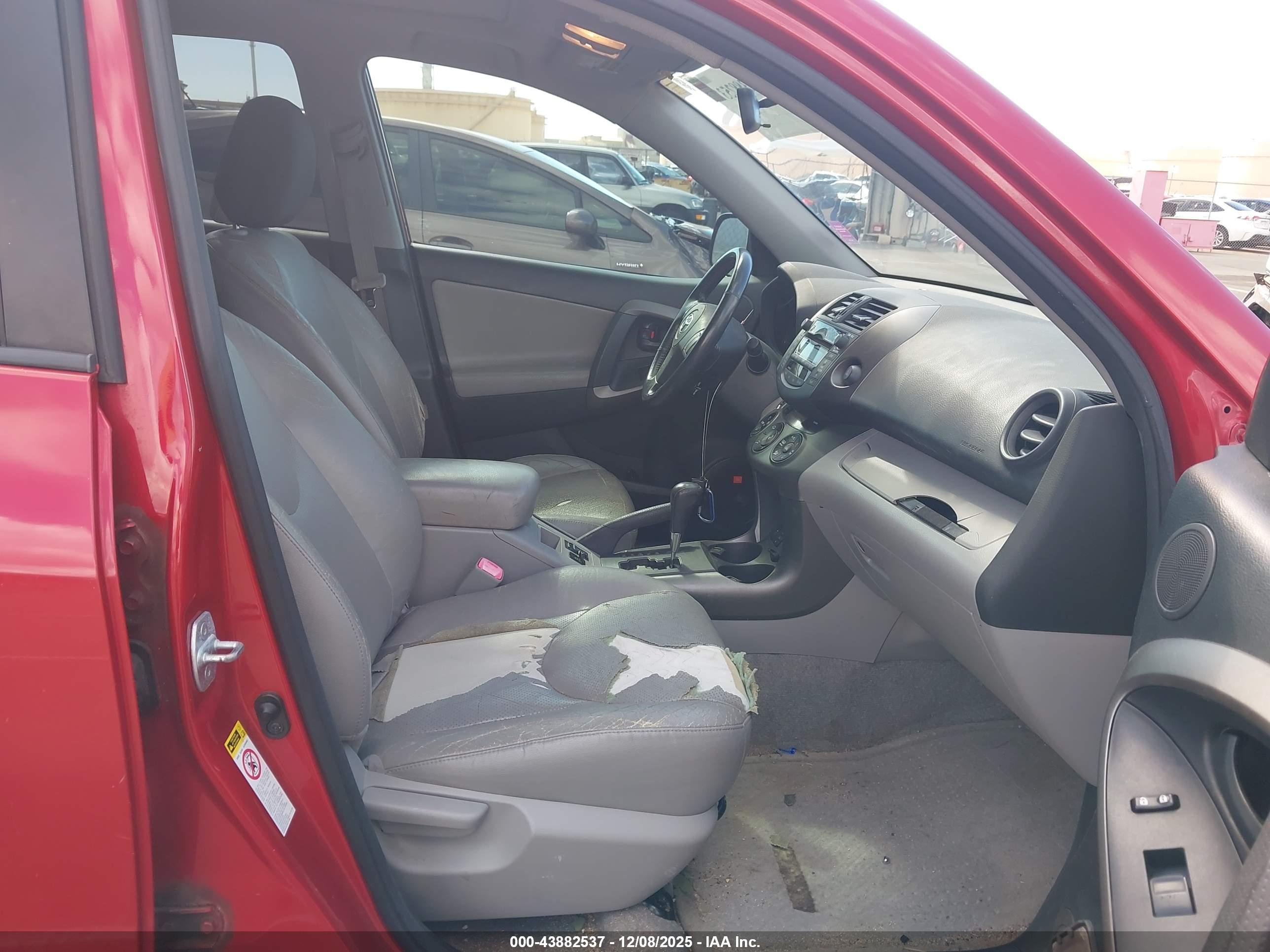 TOYOTA RAV4 image 5