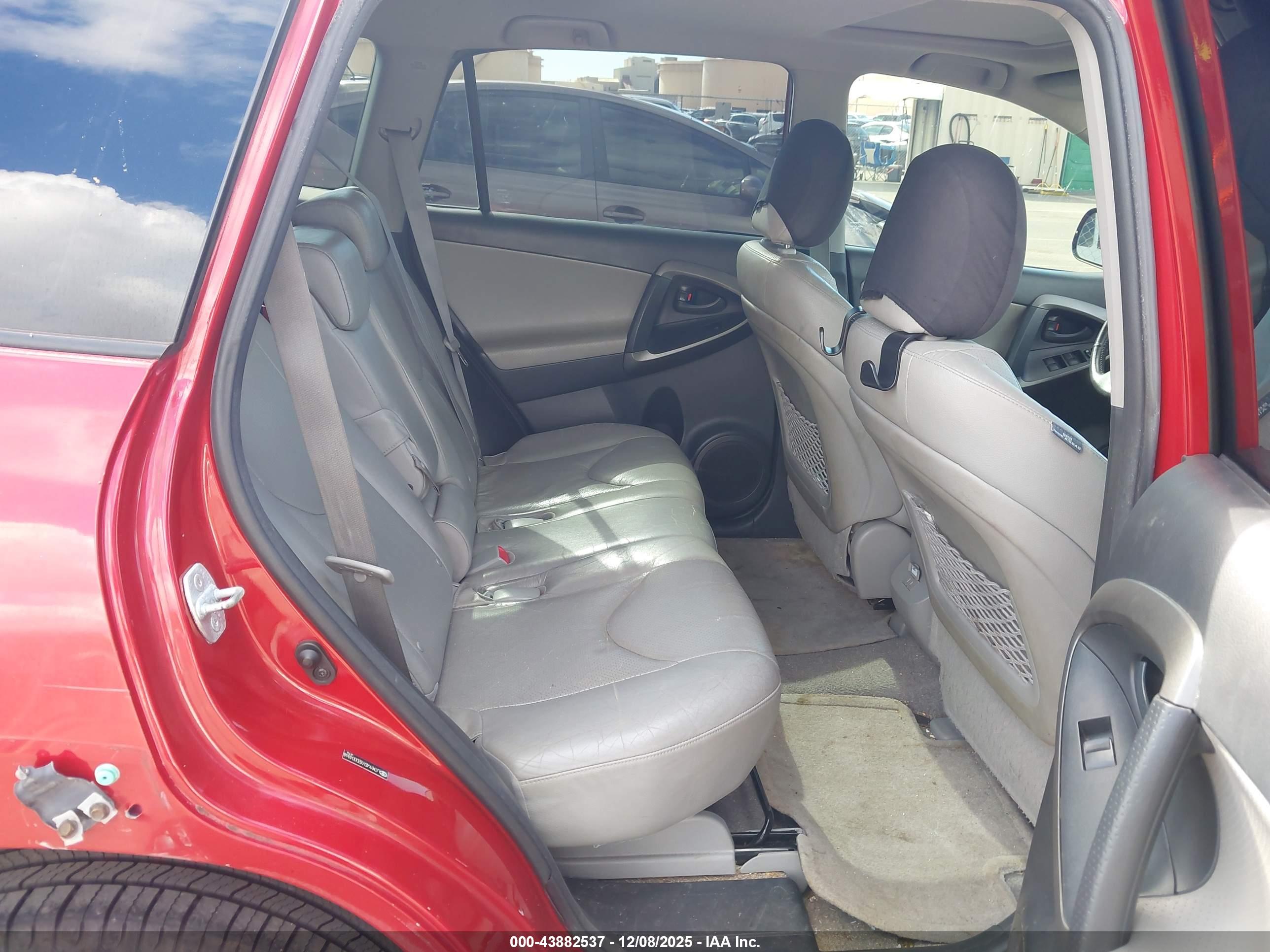 TOYOTA RAV4 image 8
