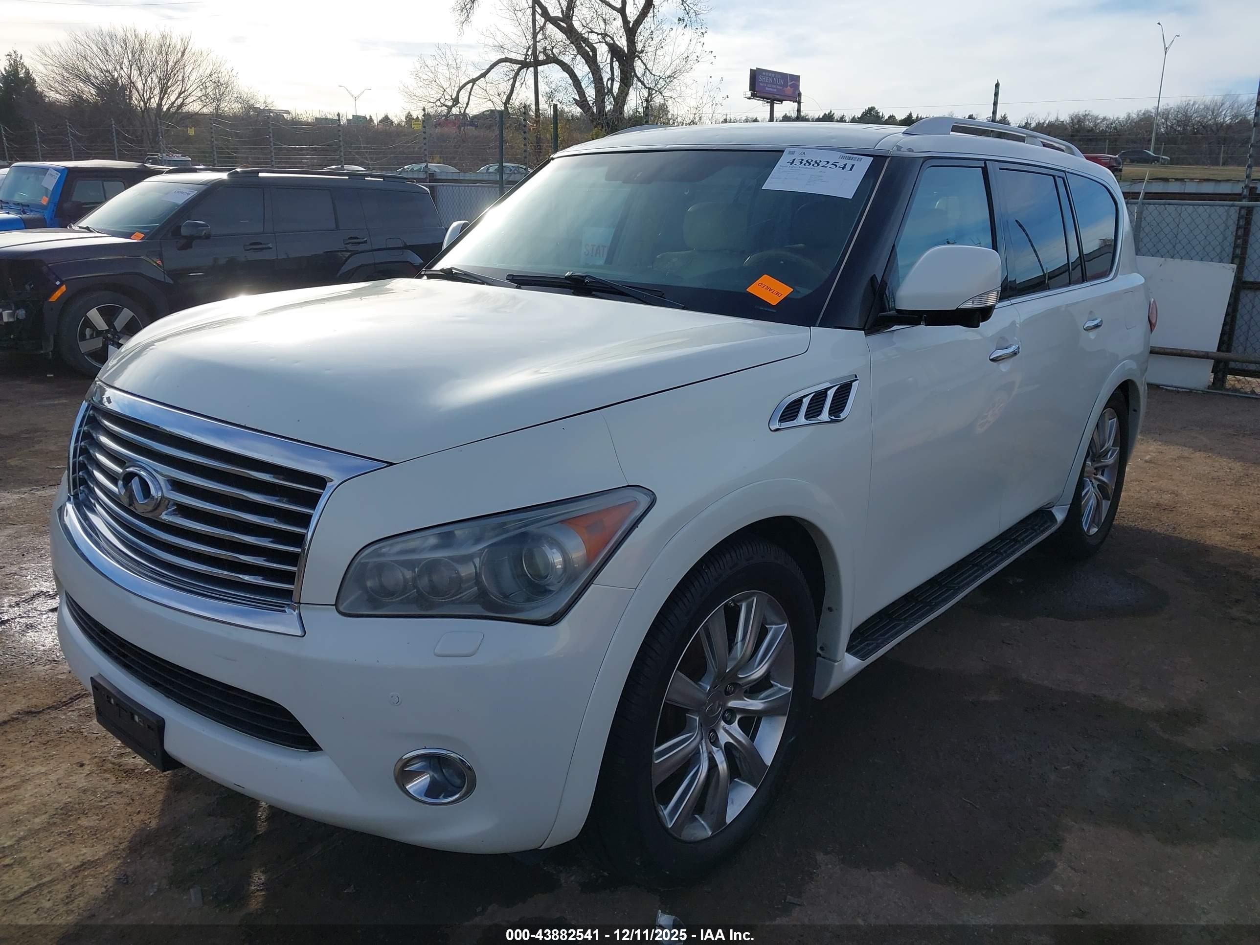 INFINITI QX56 image 2