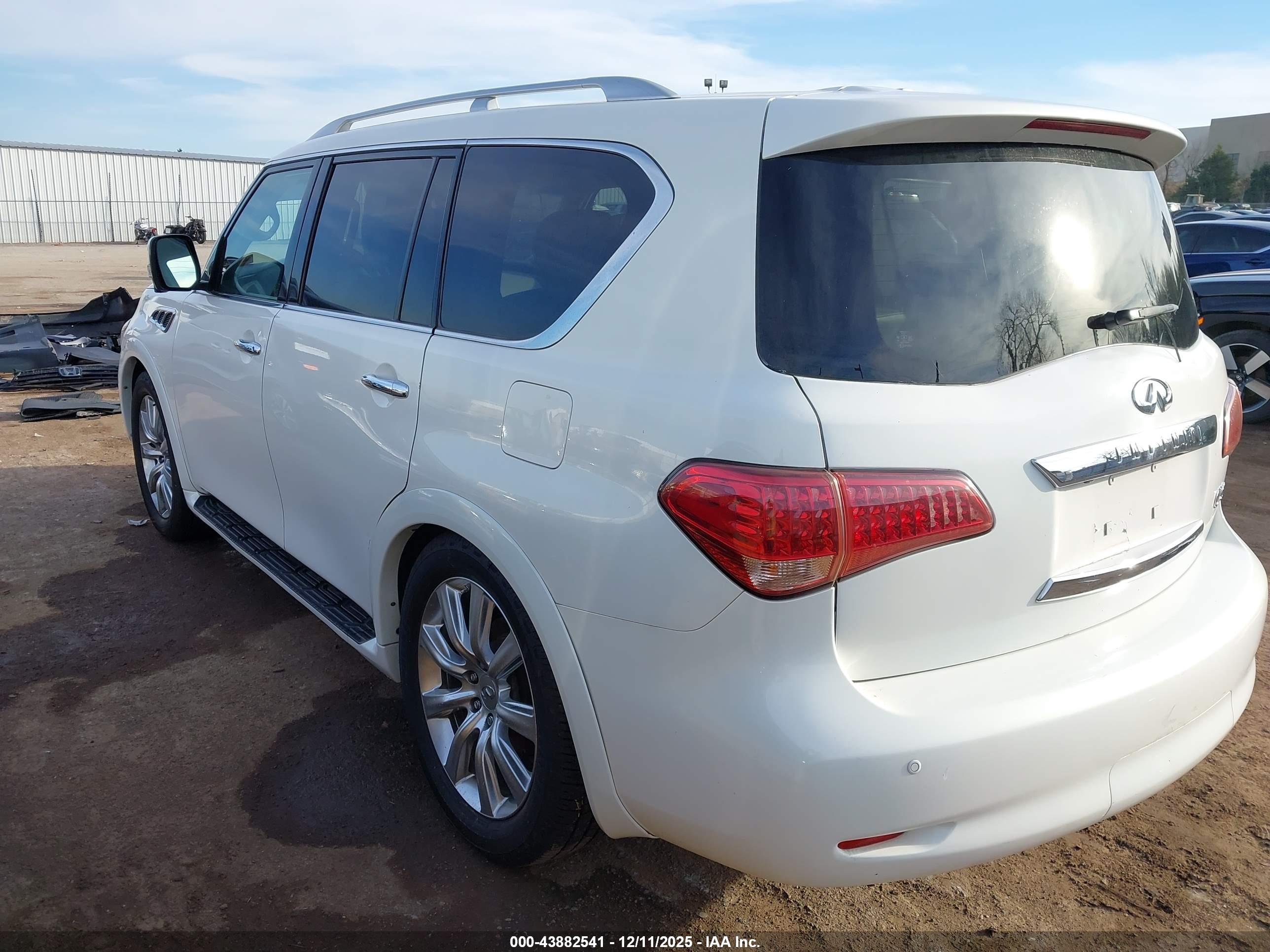 INFINITI QX56 image 3