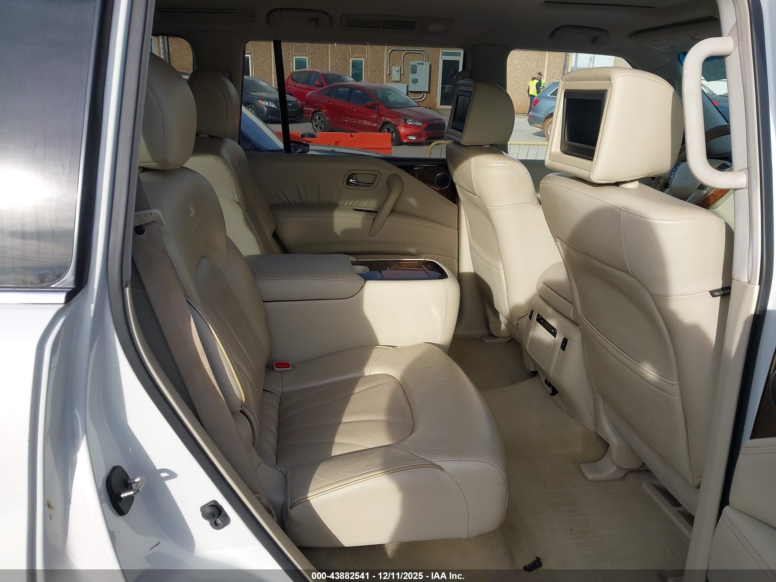INFINITI QX56 image 8