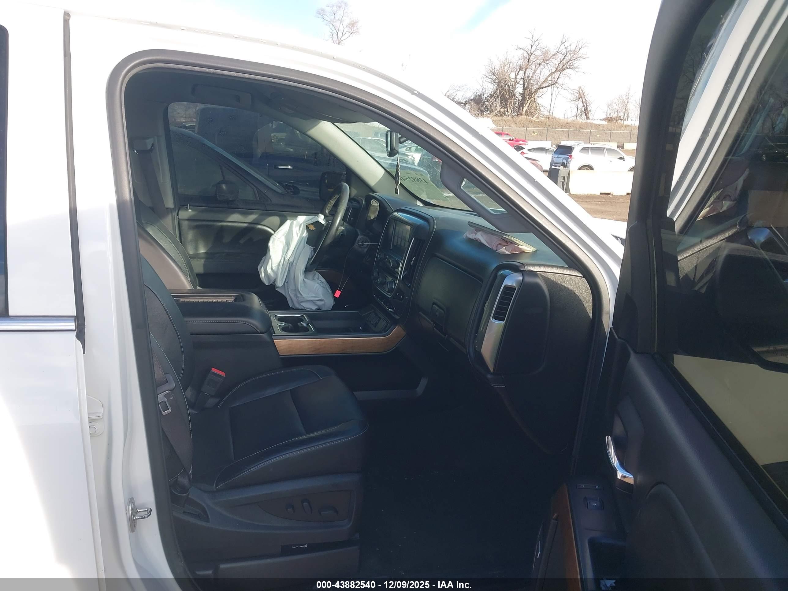 CHEVROLET SILVERADO image 5