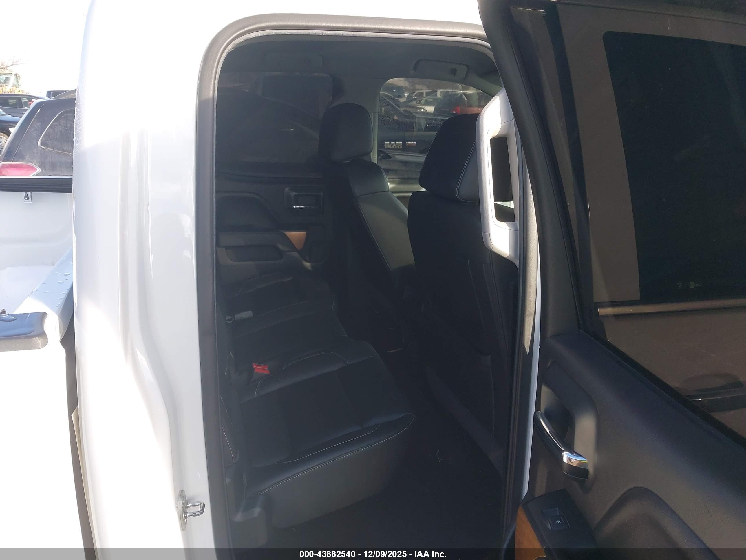 CHEVROLET SILVERADO image 8