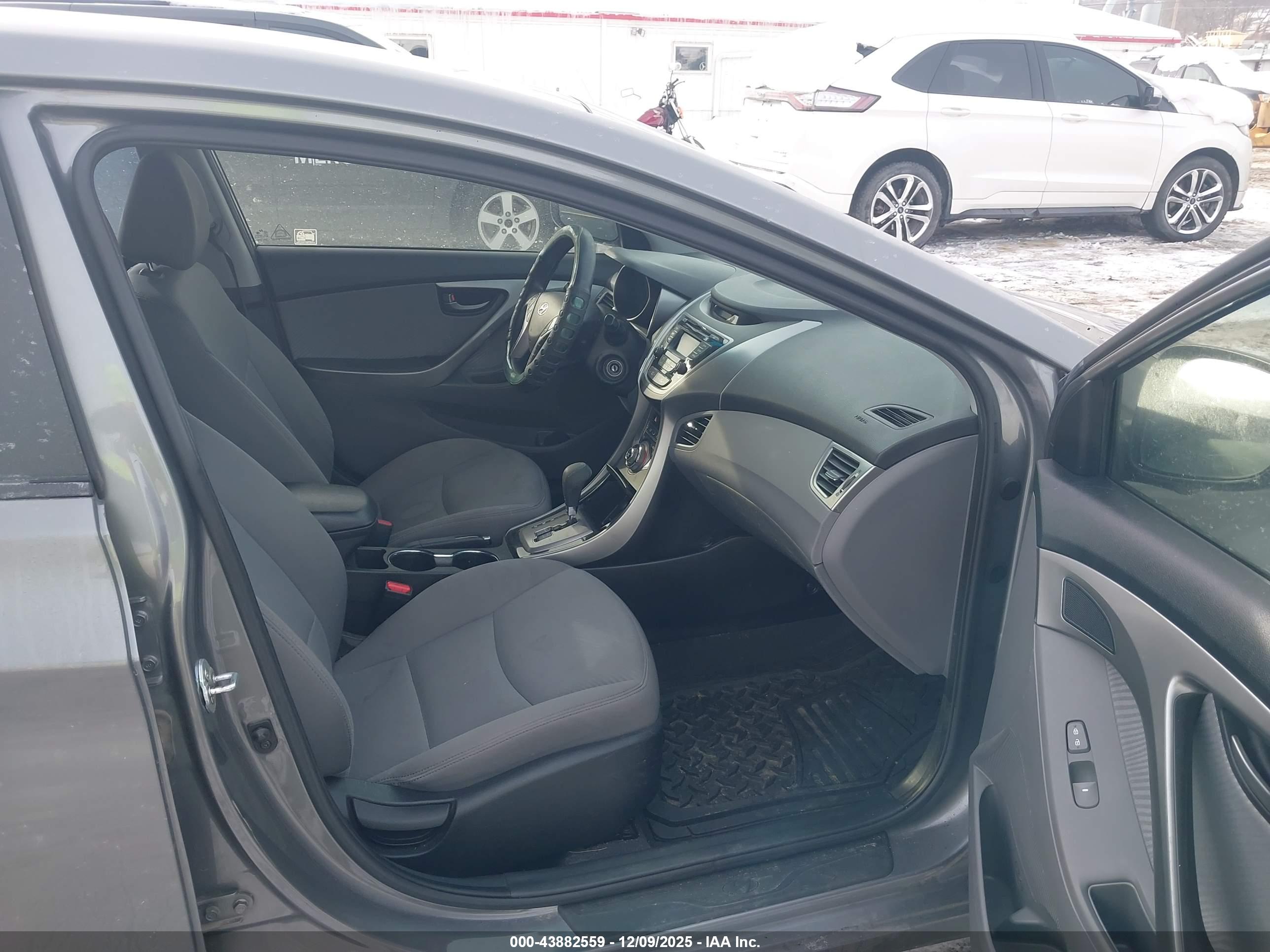 HYUNDAI ELANTRA image 5