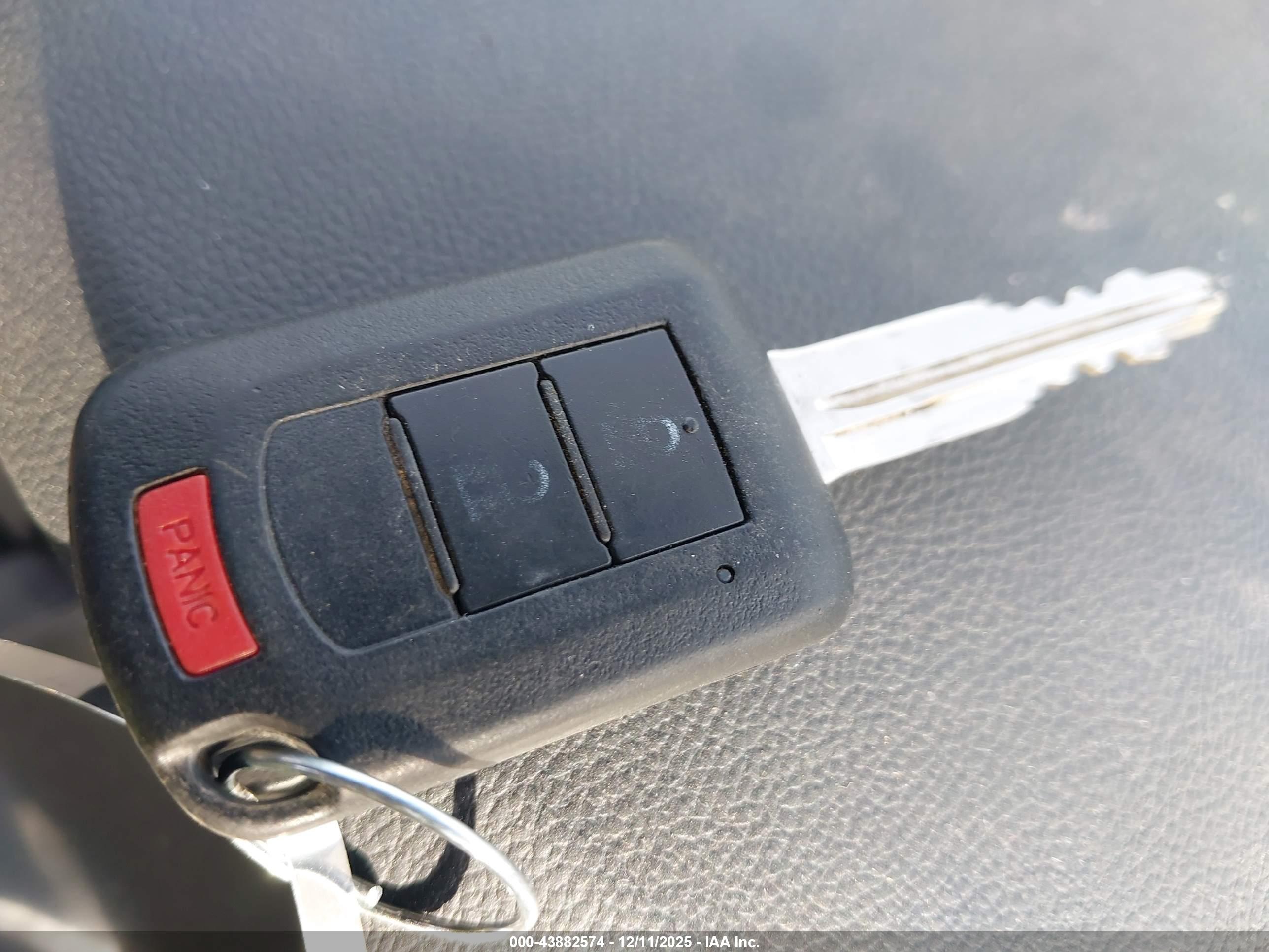 MITSUBISHI OUTLANDER image 11