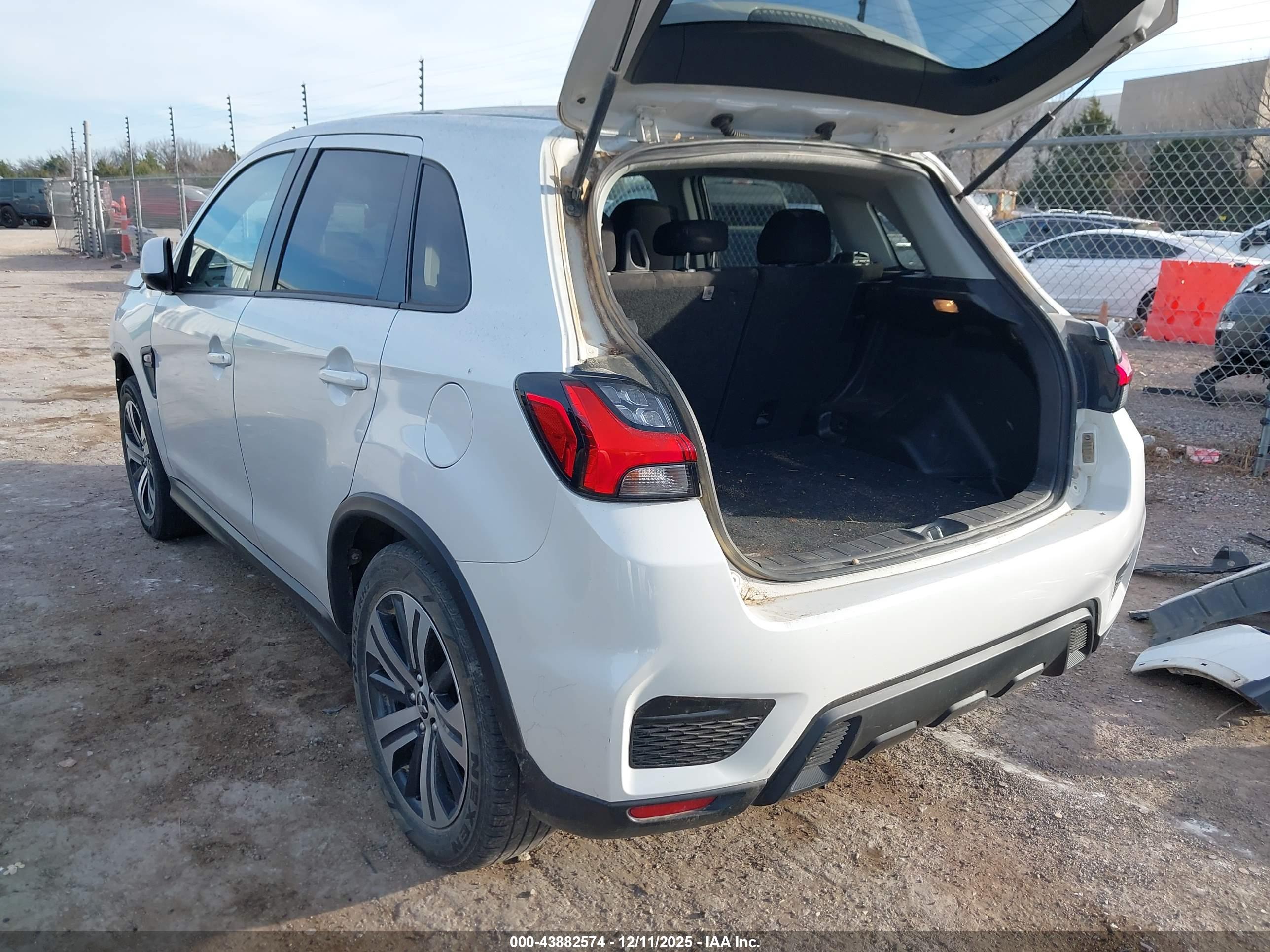 MITSUBISHI OUTLANDER image 3