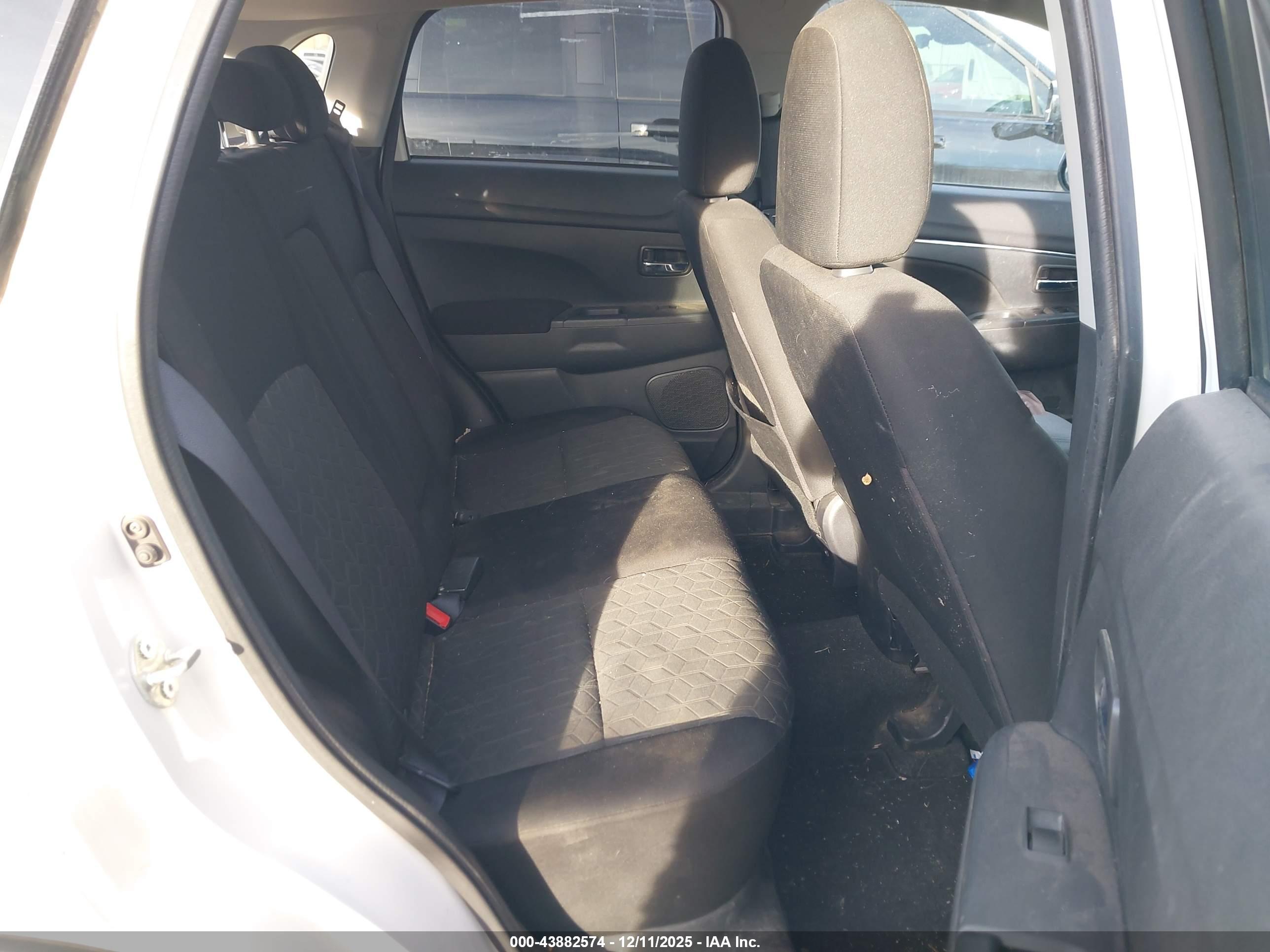 MITSUBISHI OUTLANDER image 8