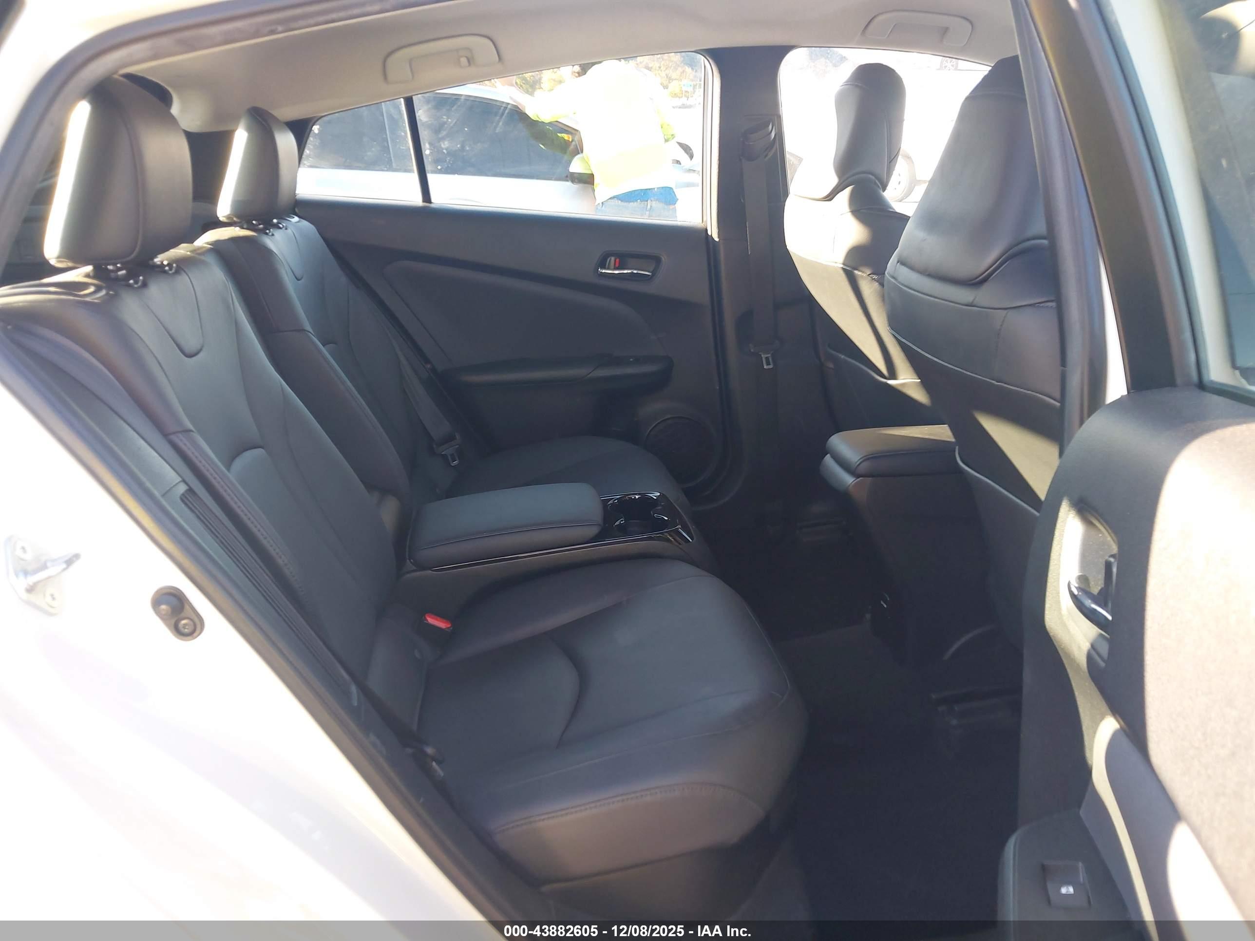 TOYOTA PRIUS image 8