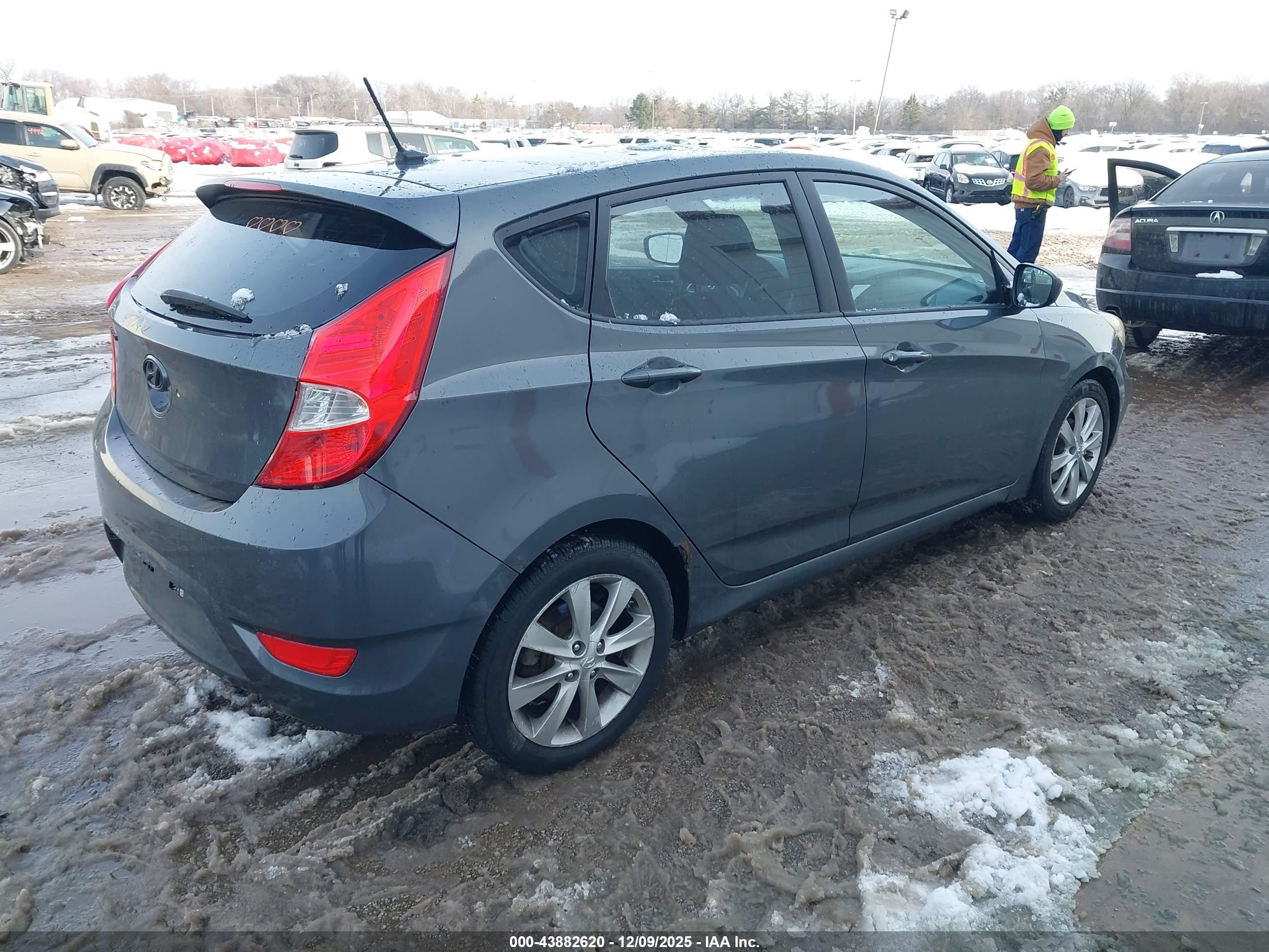 HYUNDAI ACCENT image 4