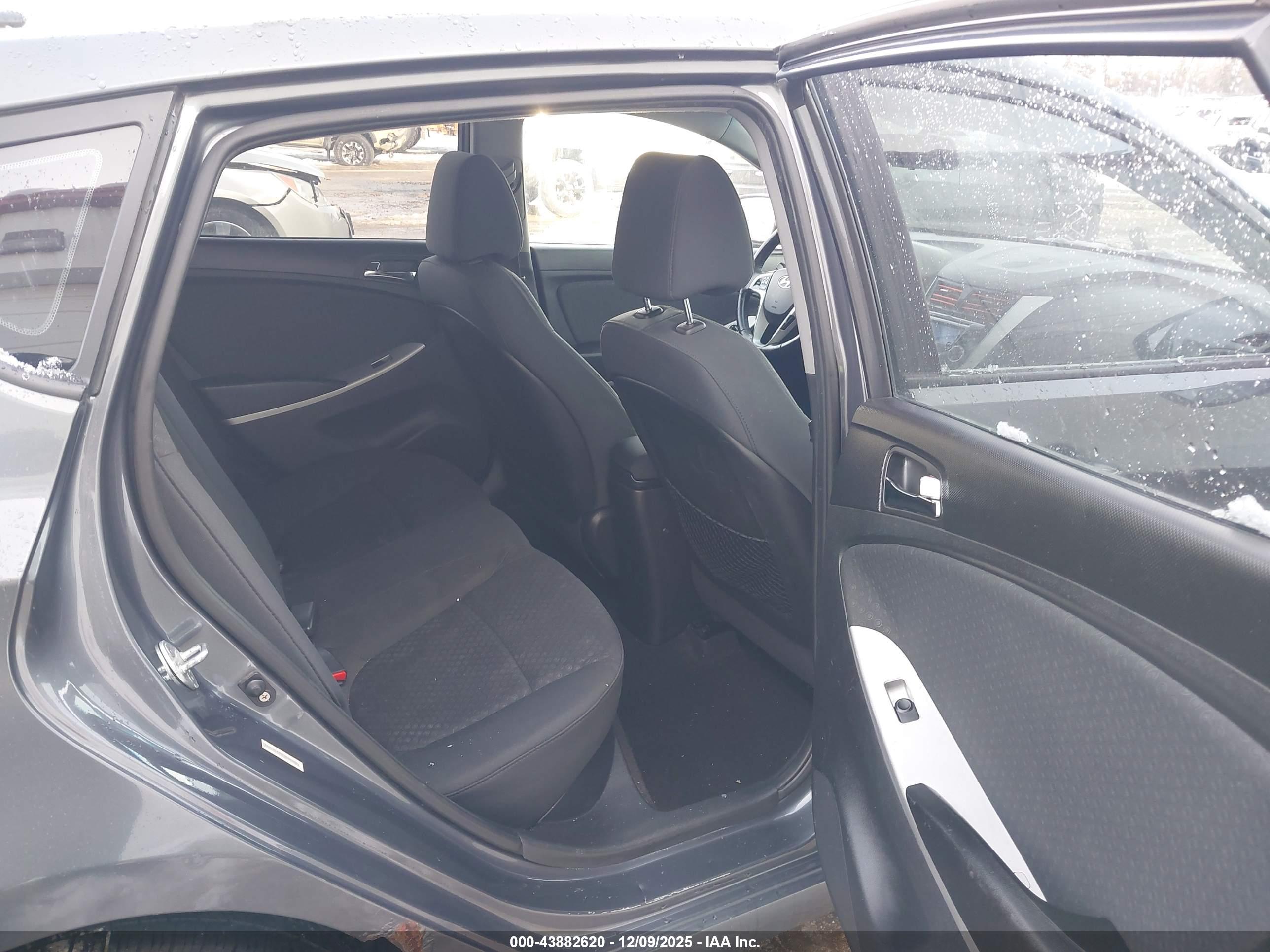 HYUNDAI ACCENT image 8