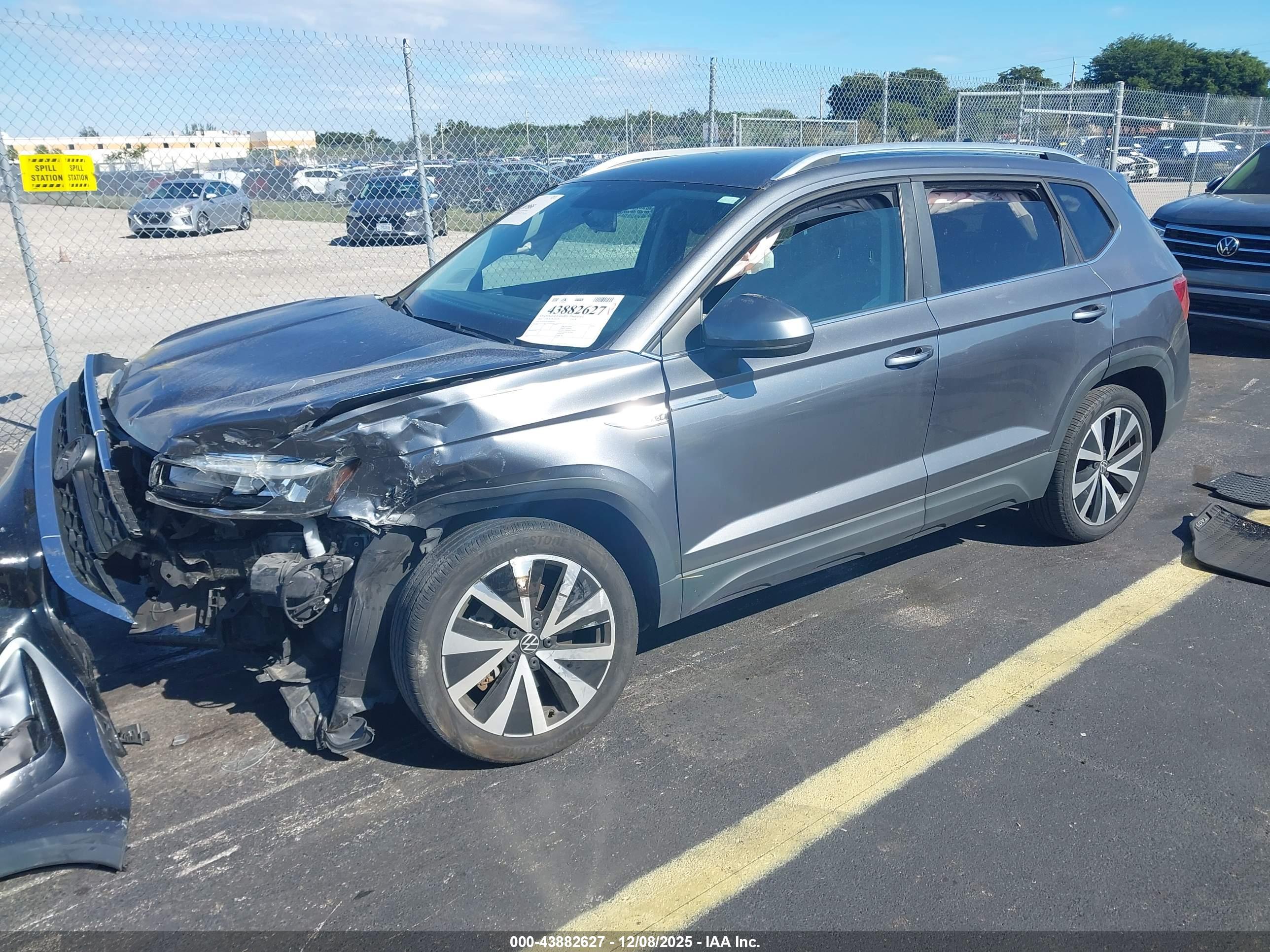 VOLKSWAGEN TAOS image 2