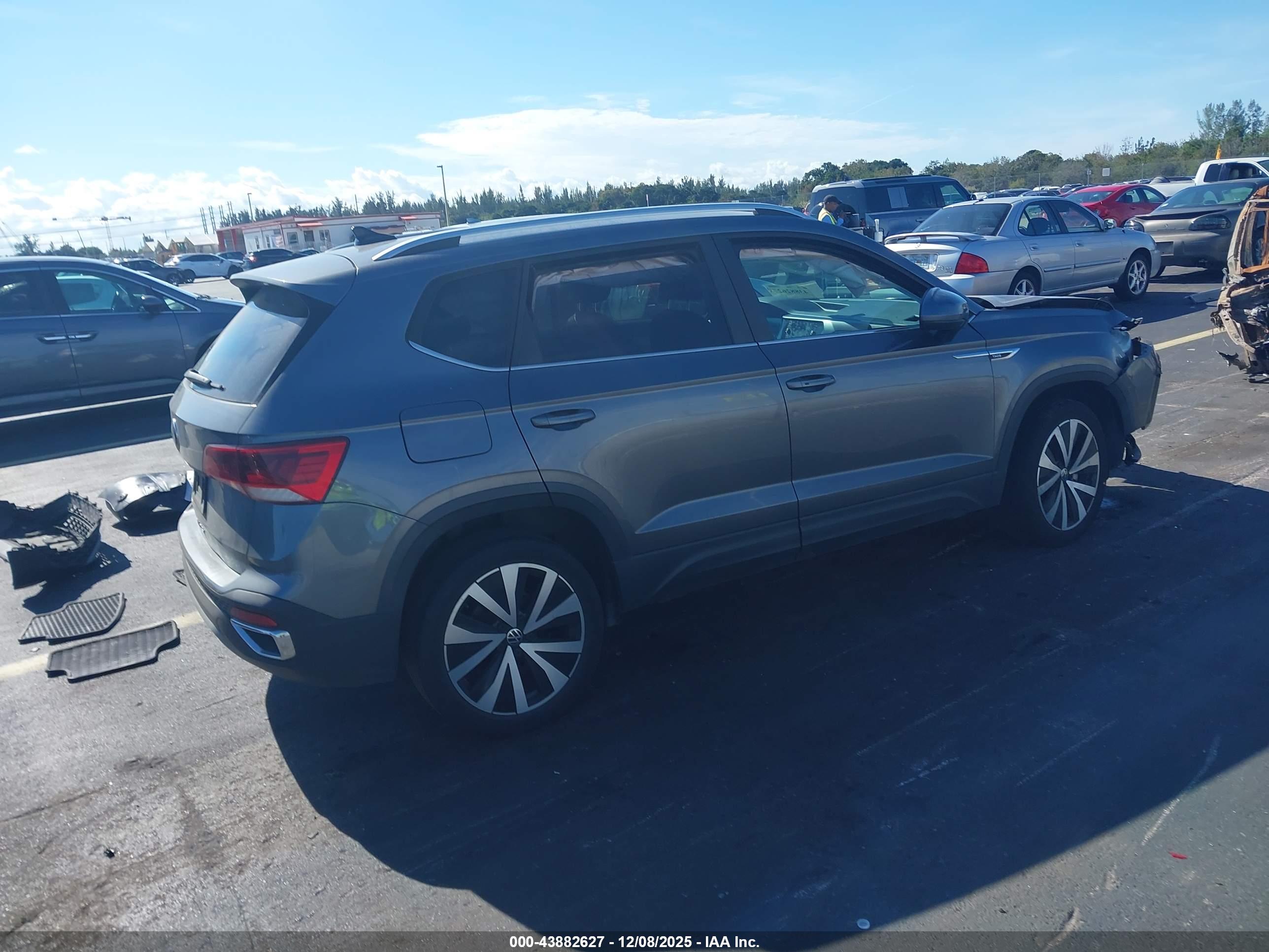 VOLKSWAGEN TAOS image 4