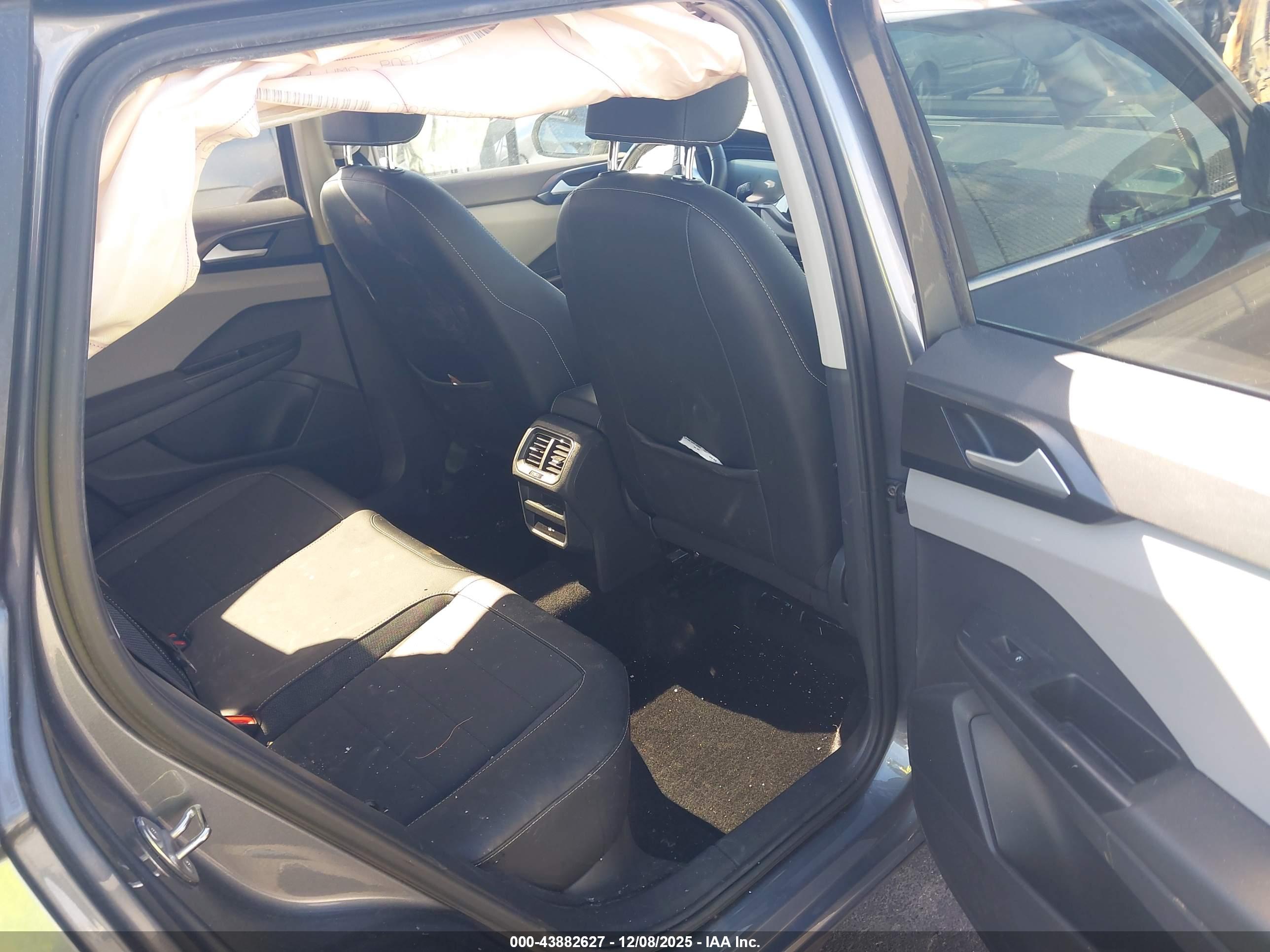VOLKSWAGEN TAOS image 8