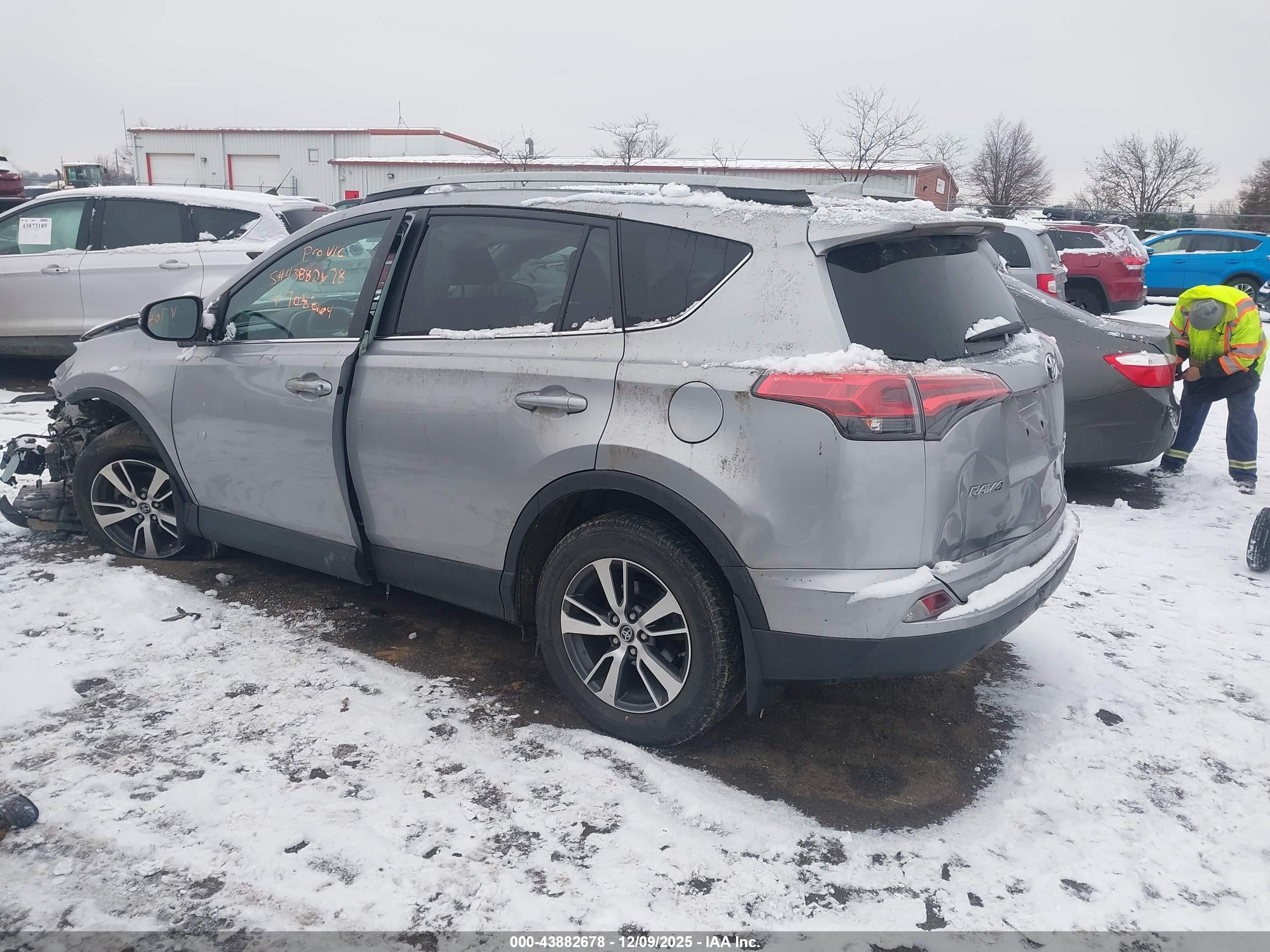 TOYOTA RAV4 image 3