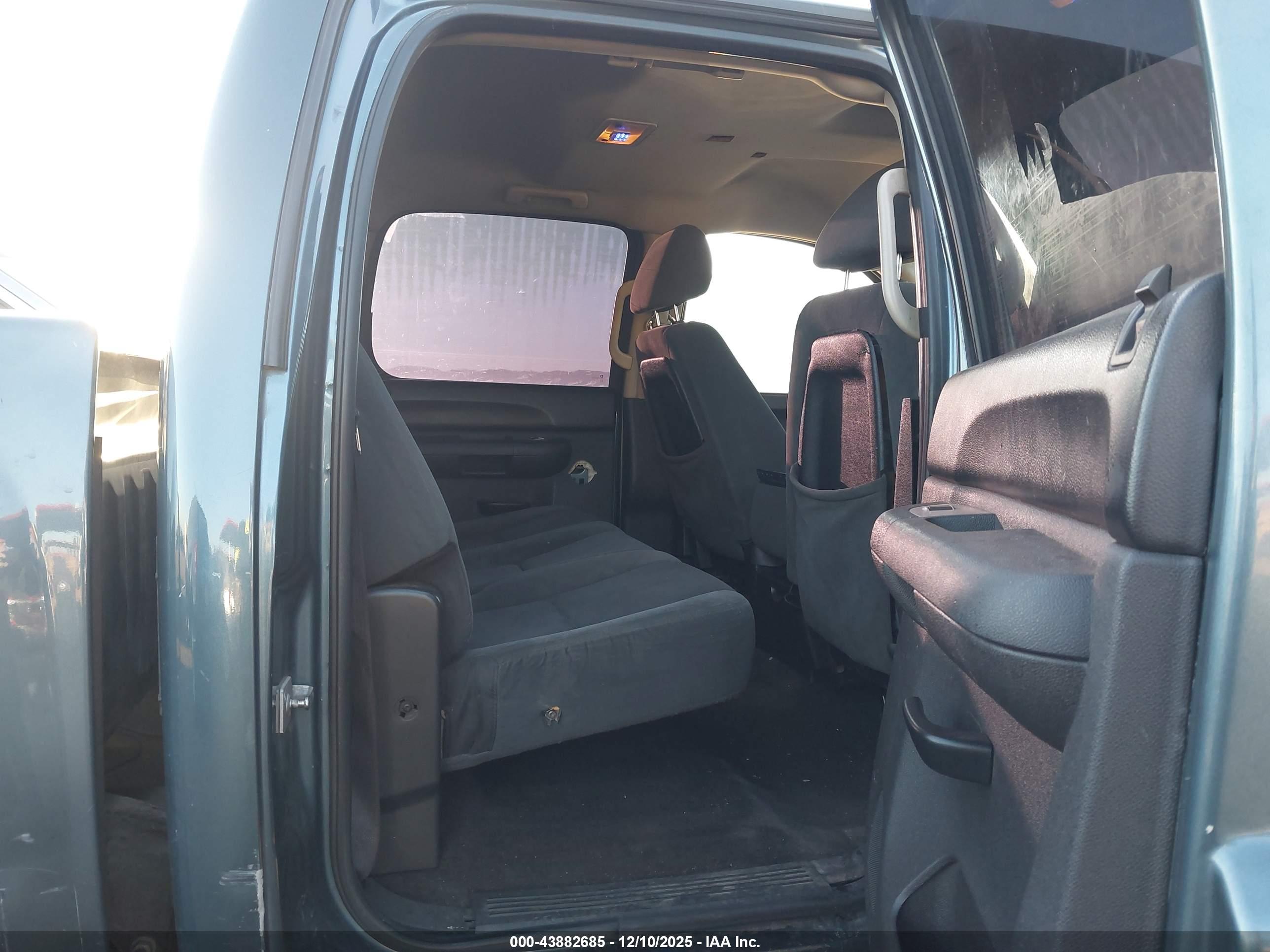CHEVROLET SILVERADO image 8