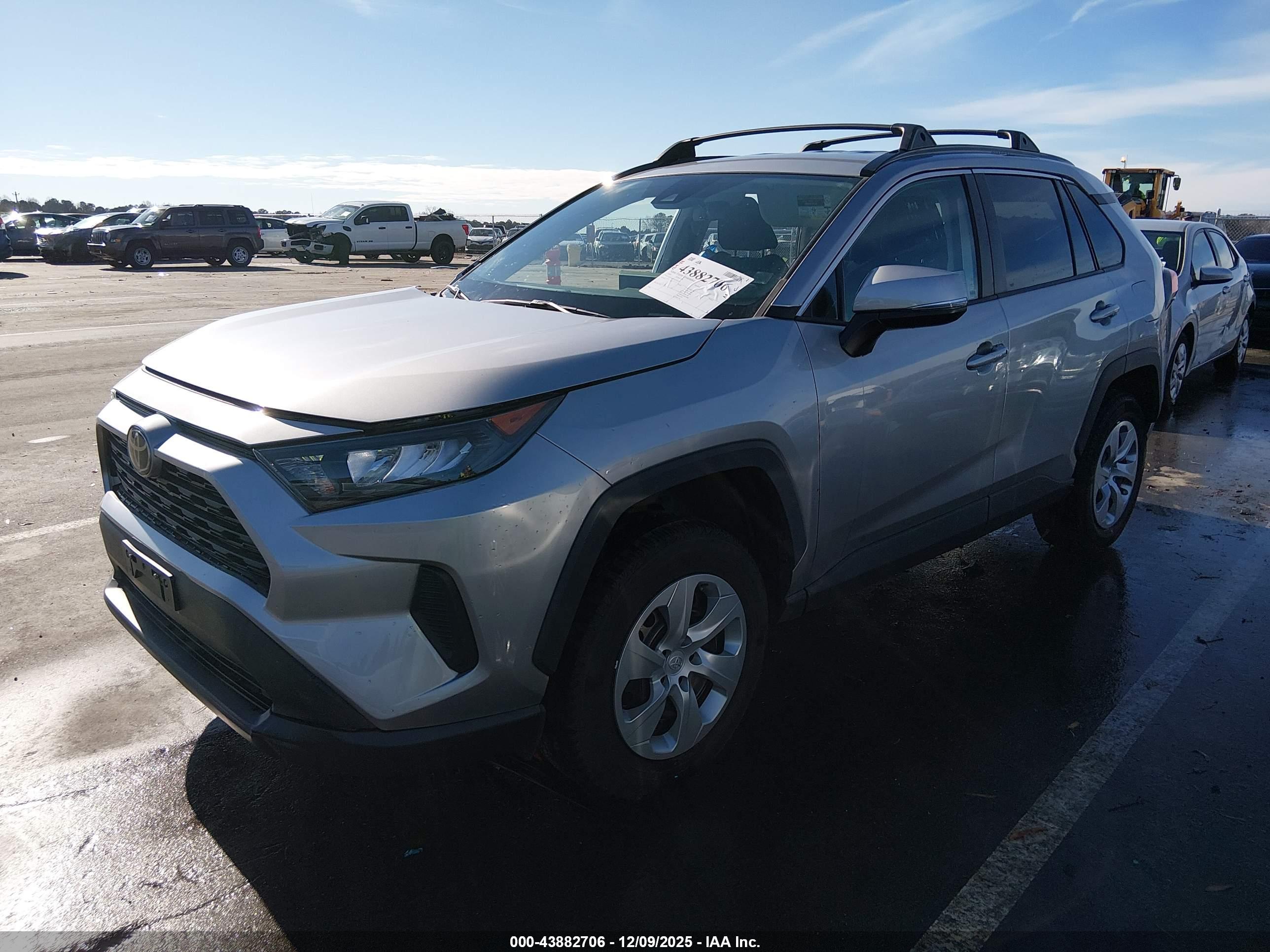 TOYOTA RAV4 image 2