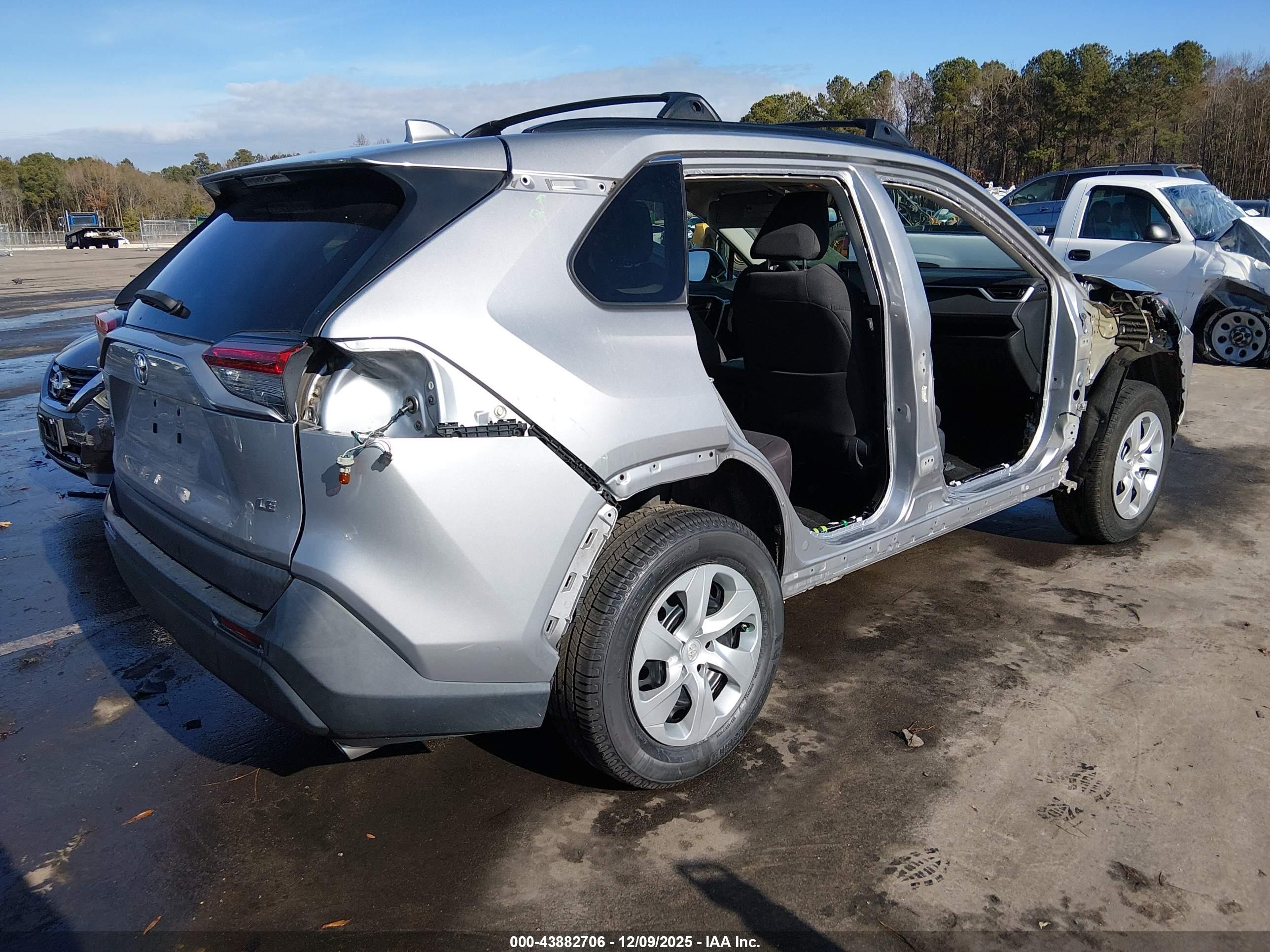 TOYOTA RAV4 image 4