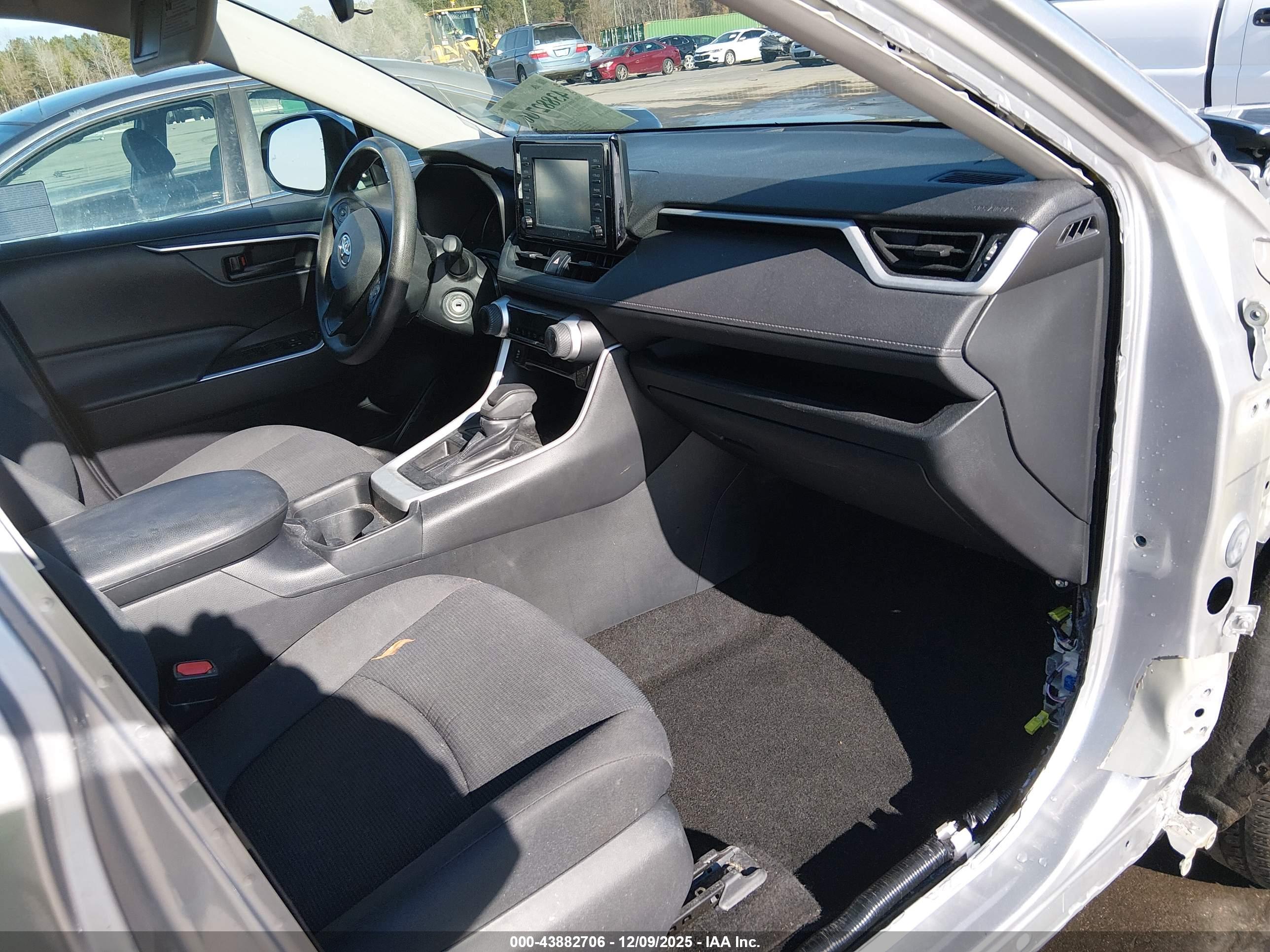TOYOTA RAV4 image 5