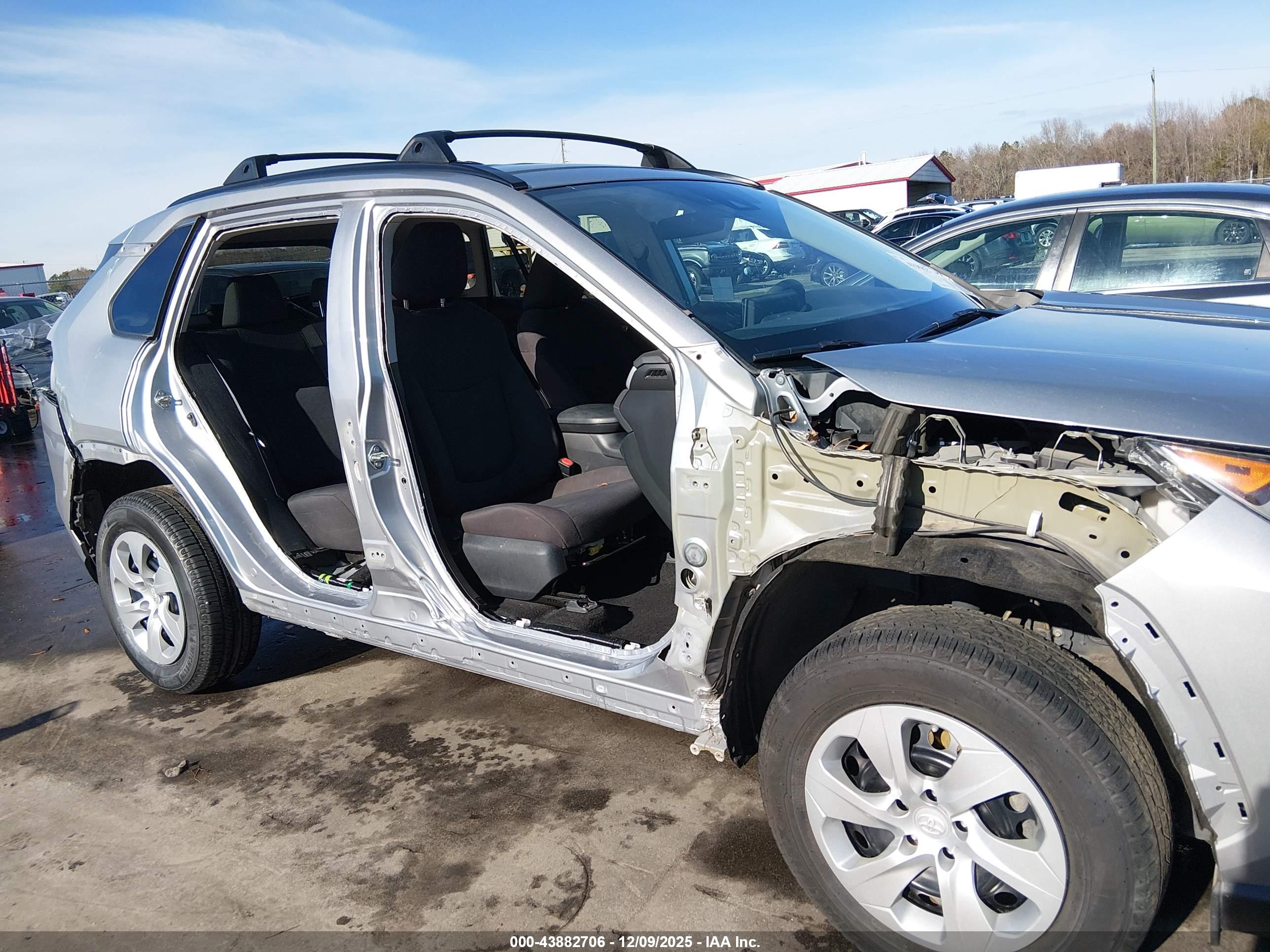 TOYOTA RAV4 image 6