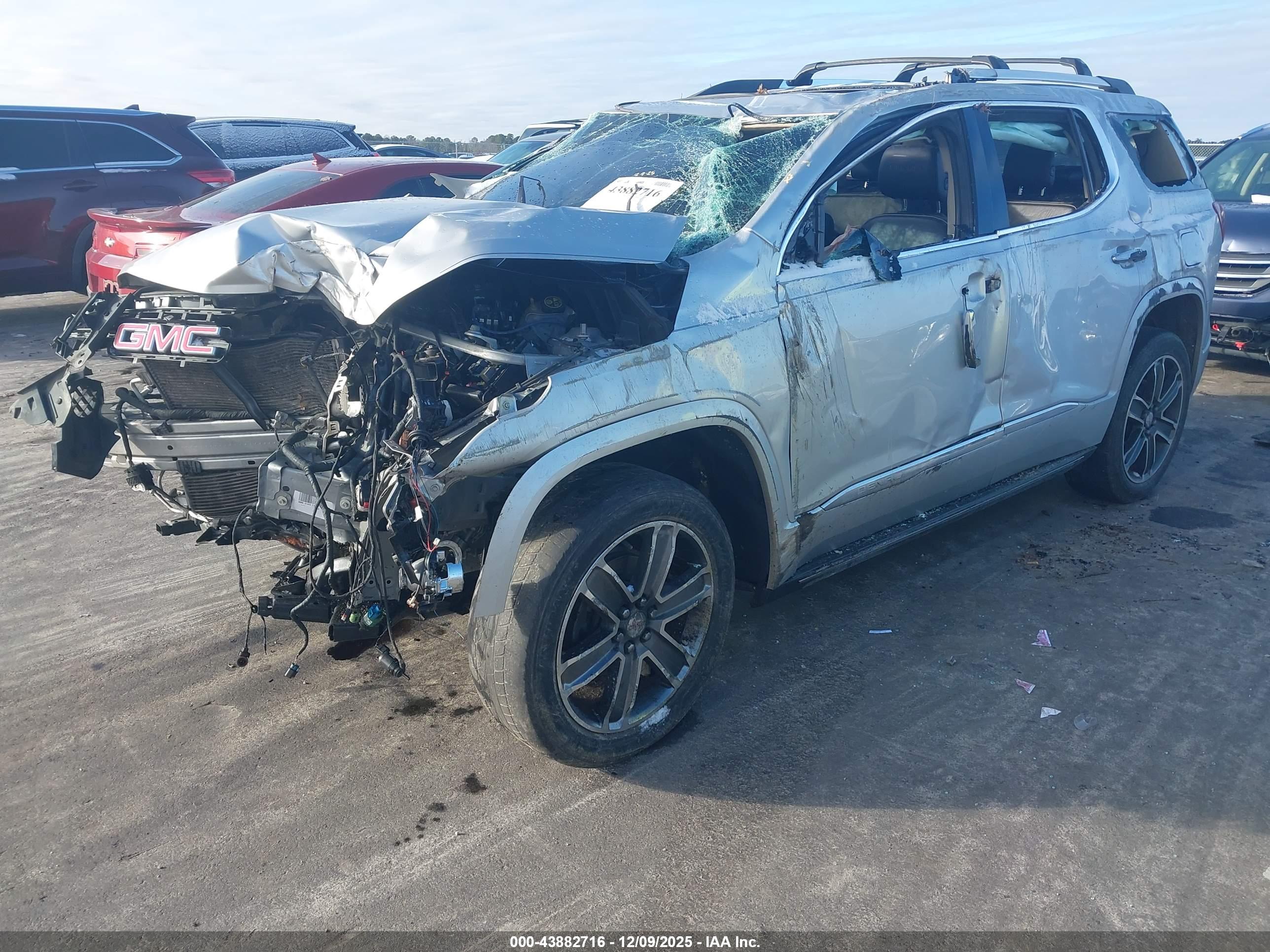 GMC ACADIA image 2