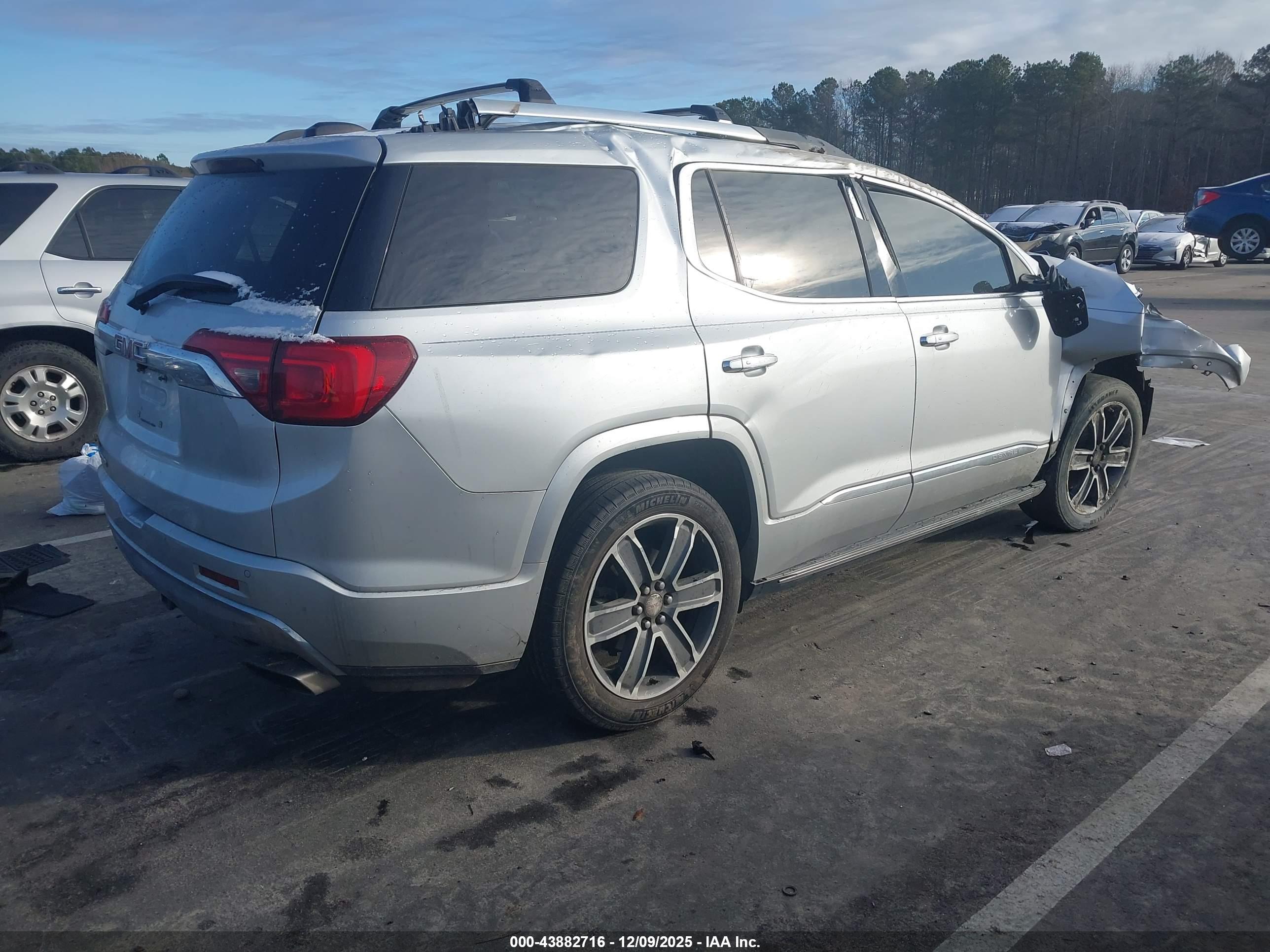 GMC ACADIA image 4