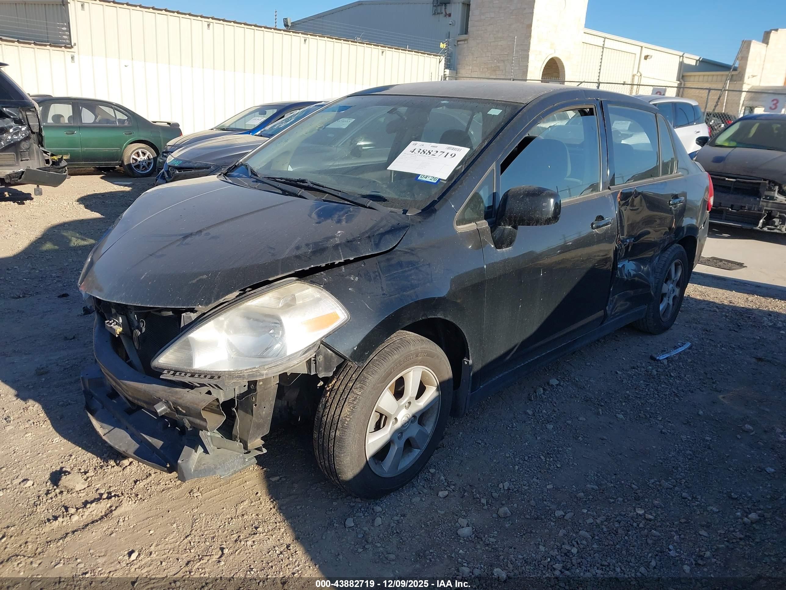 NISSAN VERSA image 2